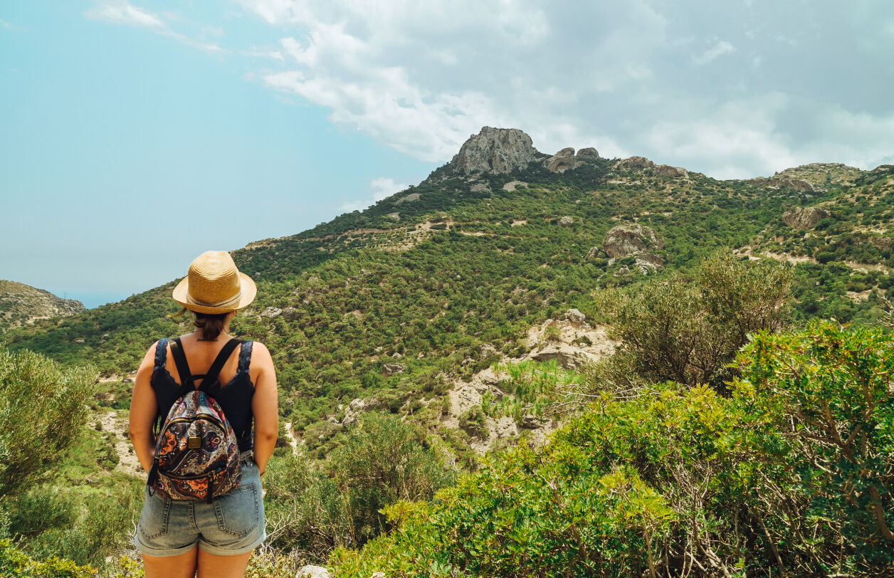 Une femme de dos en randonnée 