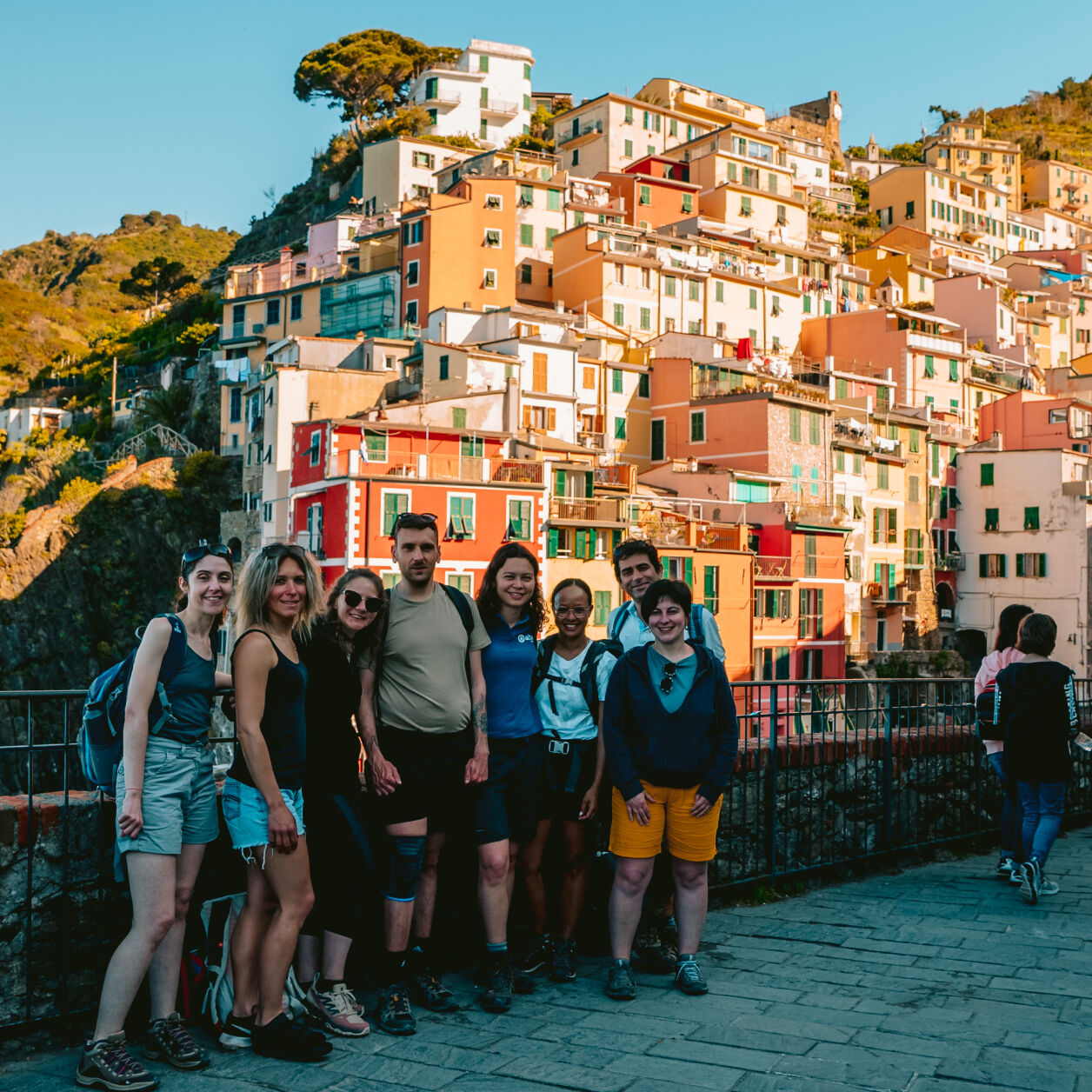 Groupe d'amis faisant une photo de groupe en voyage
