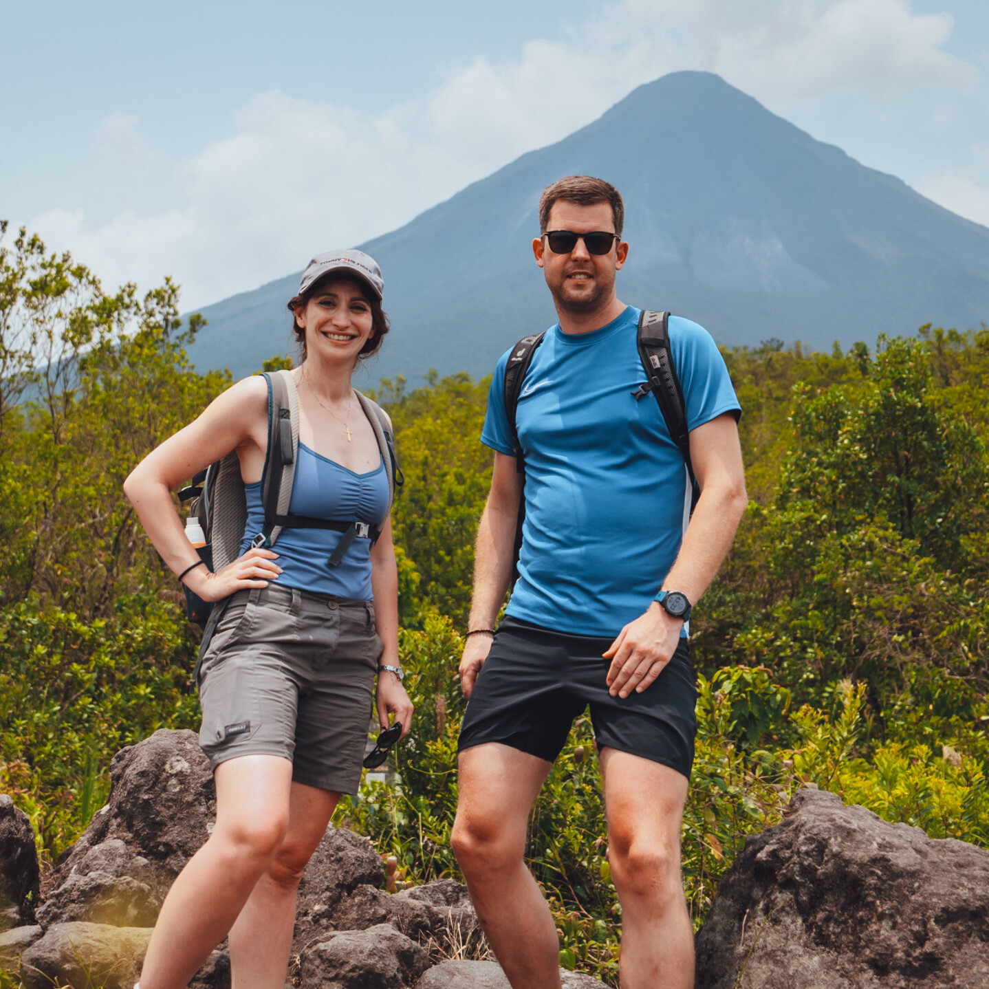 Une femme et un homme en randonné devant une montagne