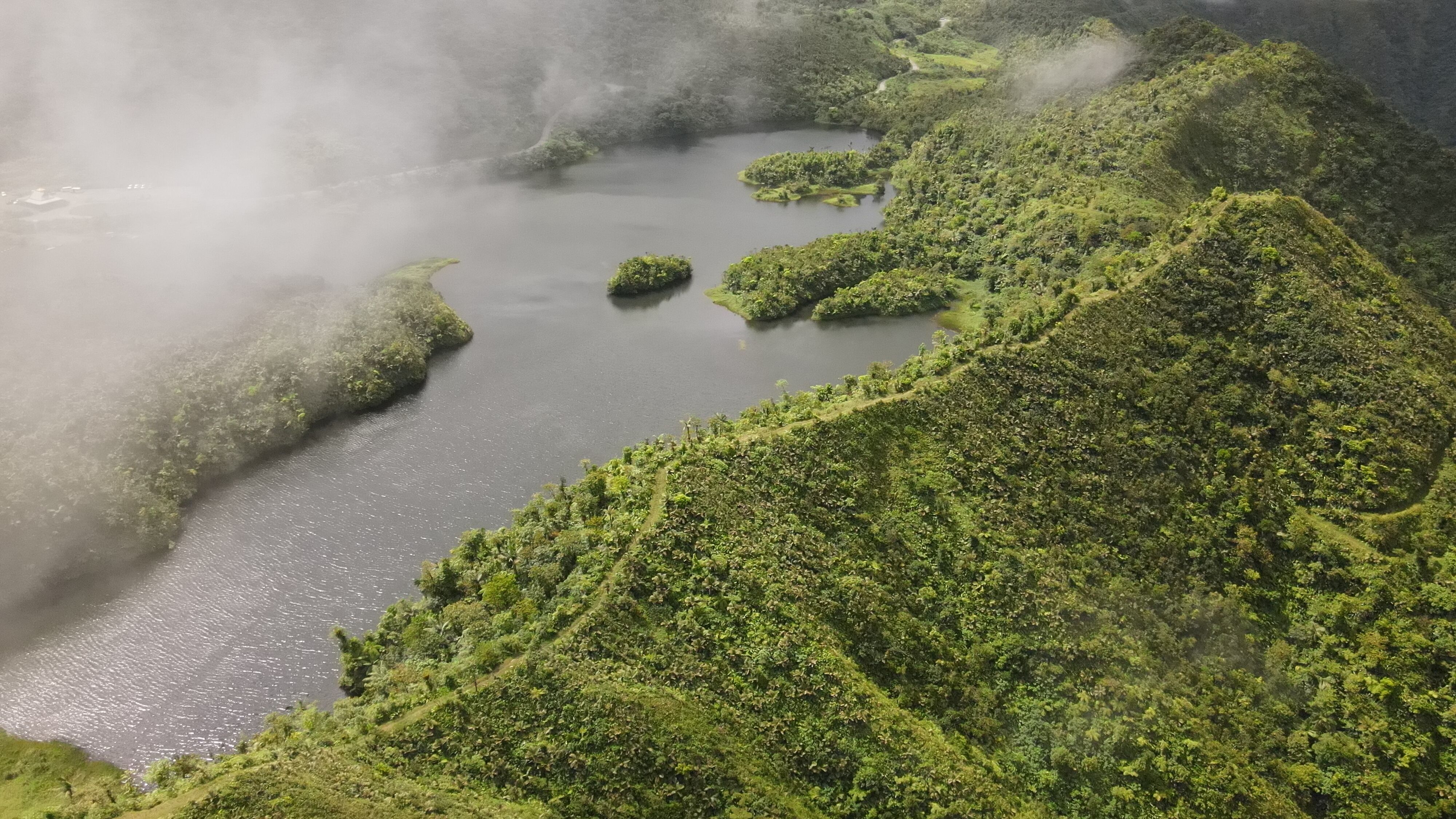 Lacs majestueux et cascades vertigineuses 