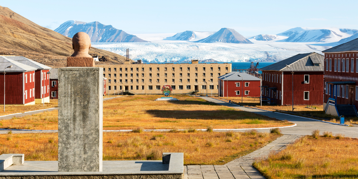 Vallée de Pyramiden et sommets environnants