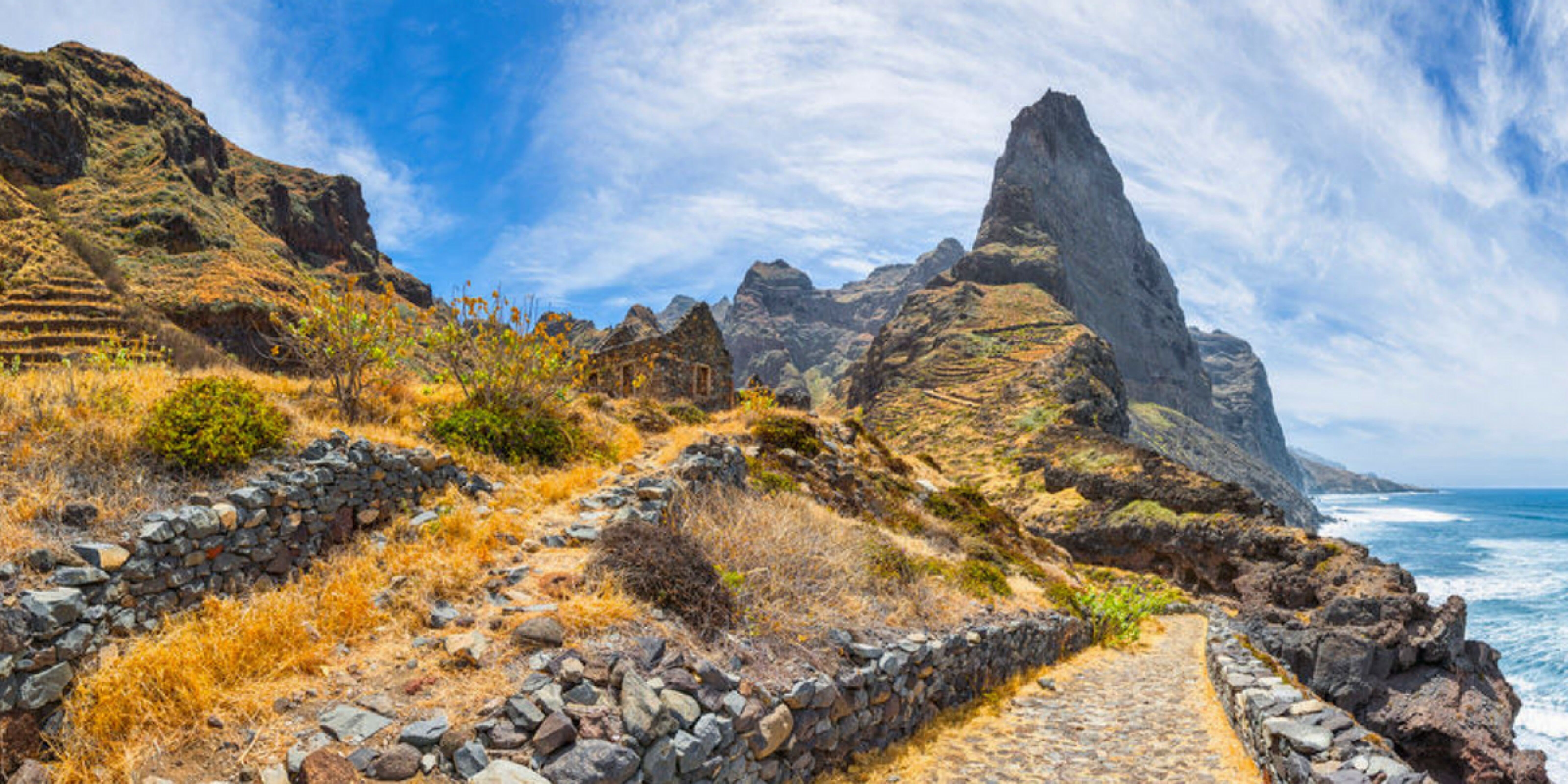 Du cratère de Cova à la vallée de vallée de Joao Alfonso 