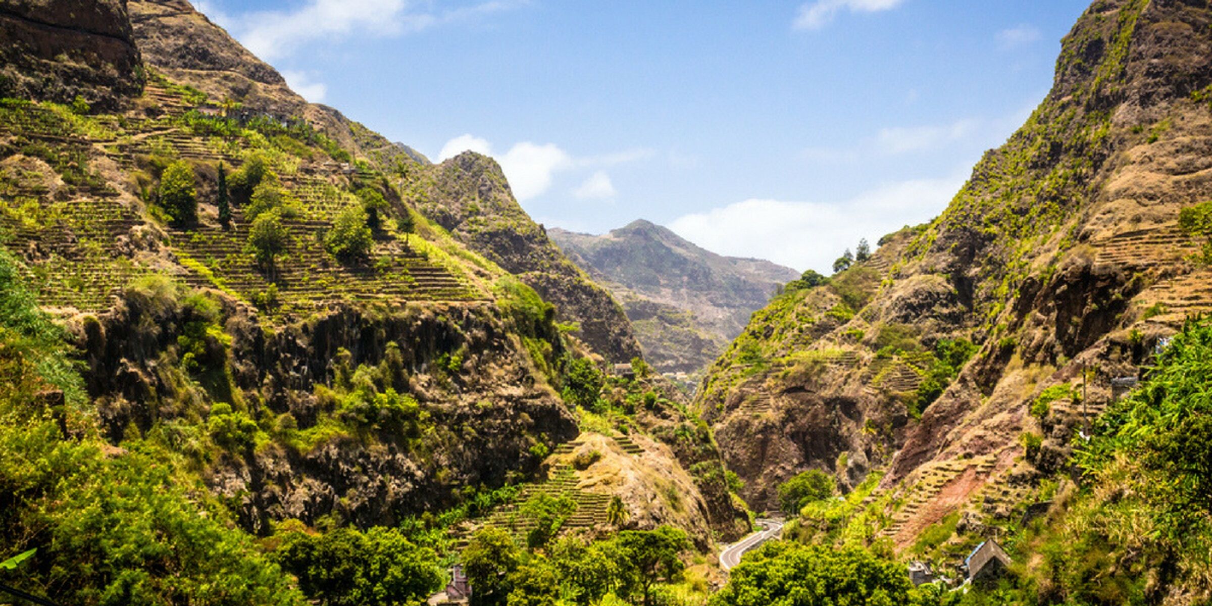 Du cratère de Cova à la vallée de vallée de Joao Alfonso 