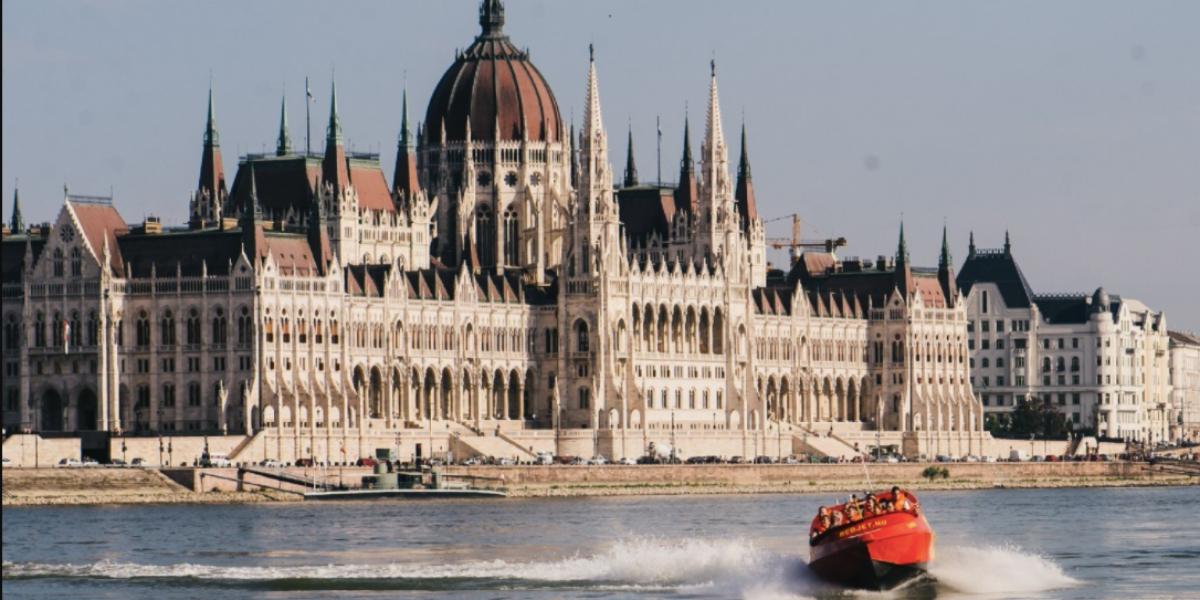 Sur le Danube en speed boat
