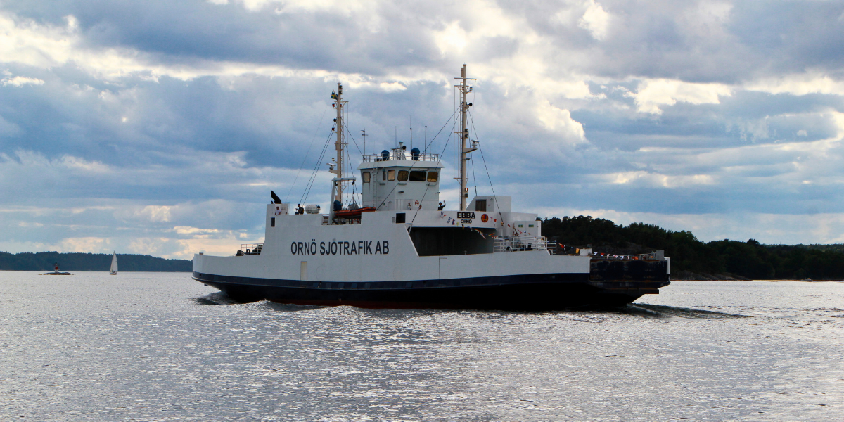 En ferry à travers l'archipel de Stockholm