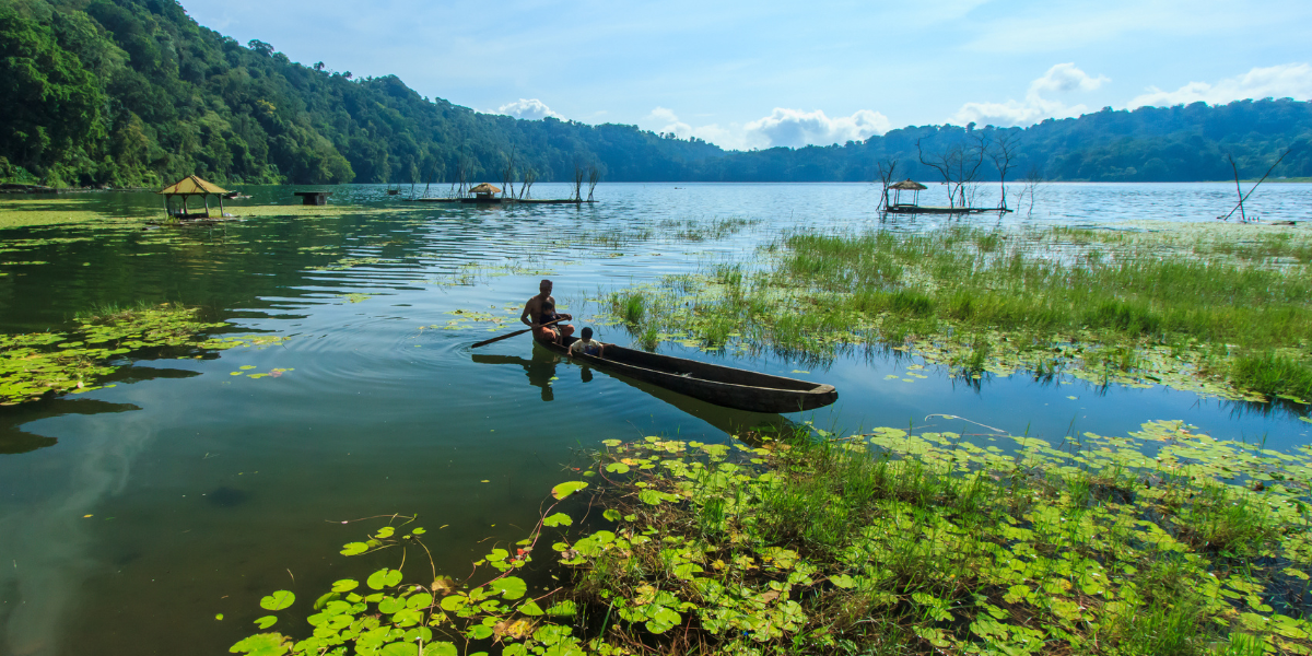 Explorez le lac sacré de Tamblingan à bord d'un canoë traditionnel 