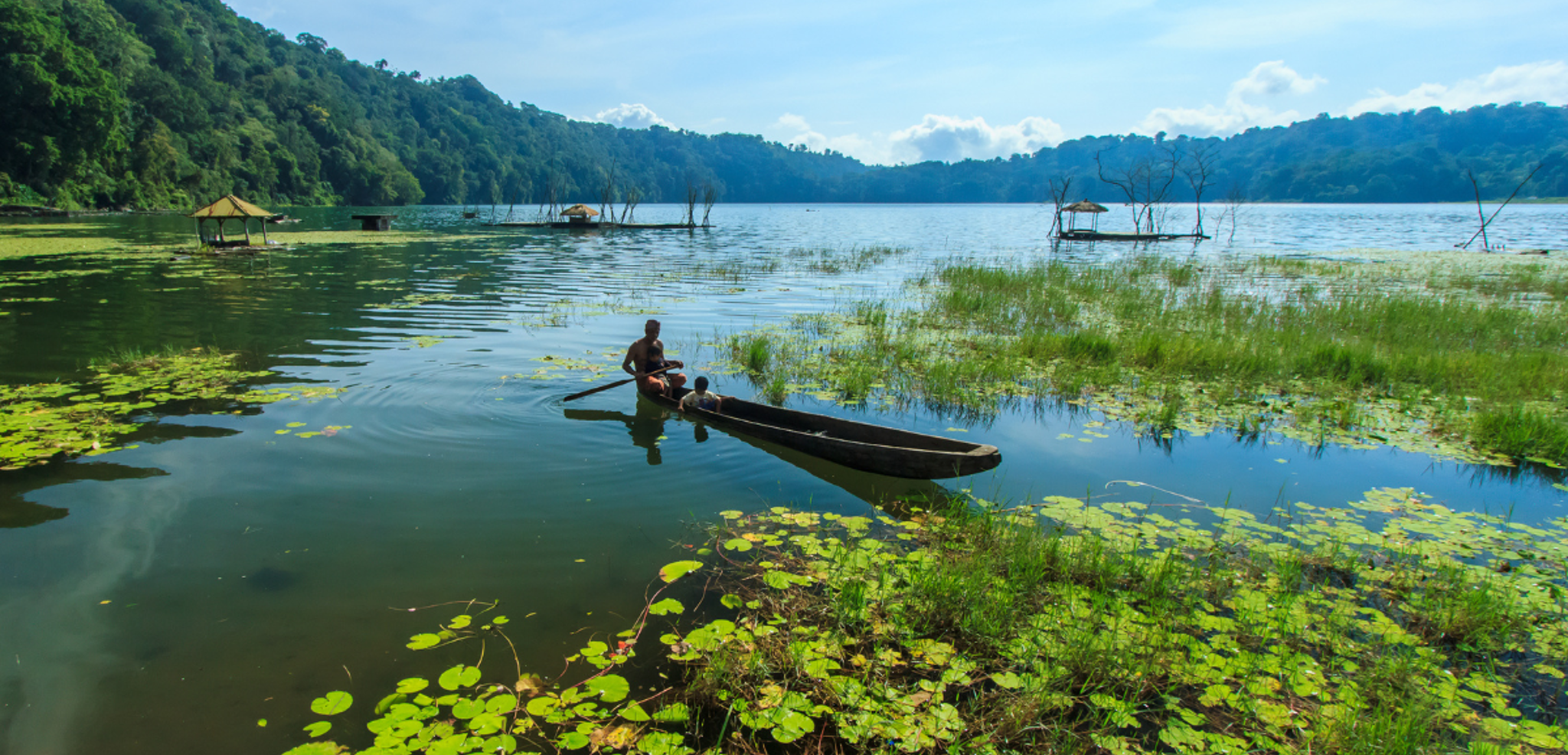 Explorez le lac sacré de Tamblingan à bord d'un canoë traditionnel