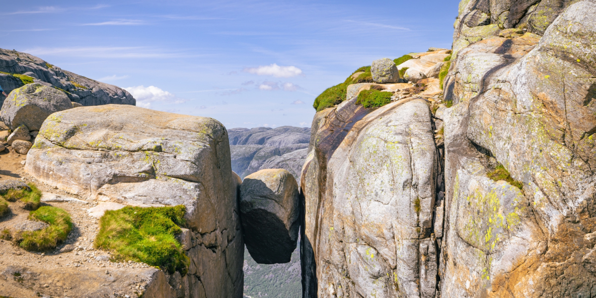 Vous poursuivez par la randonnée de Kjerag et son fameux rocher suspendu 