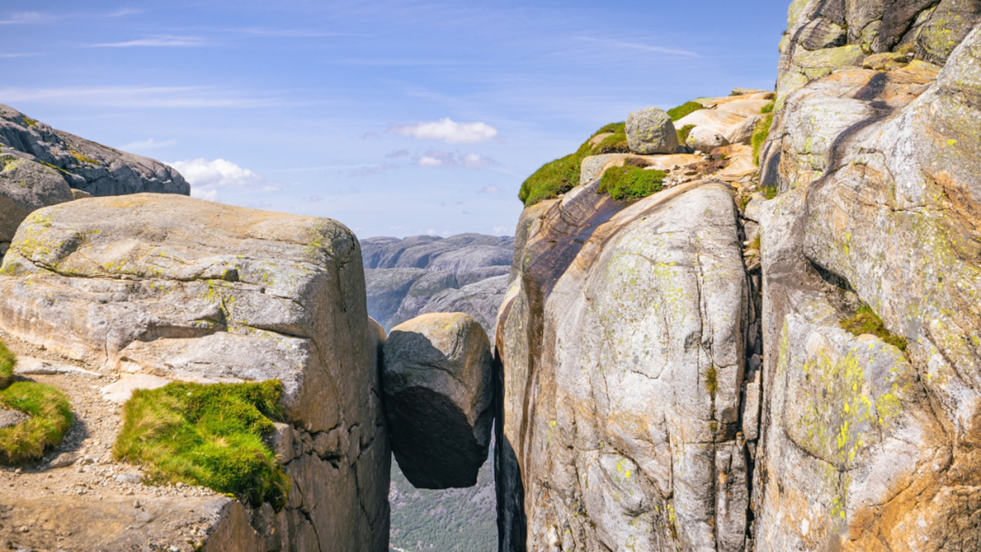 Vous poursuivez par la randonnée de Kjerag et son fameux rocher suspendu