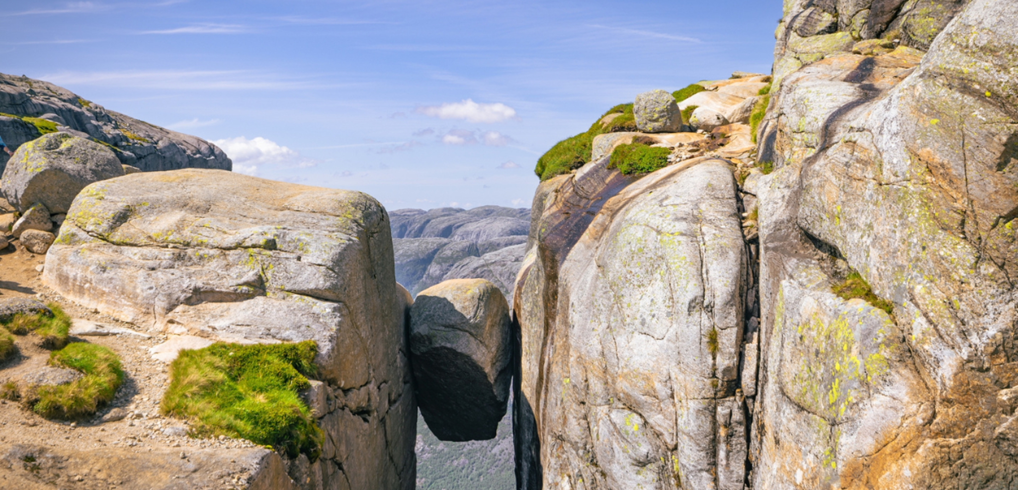 Vous poursuivez par la randonnée de Kjerag et son fameux rocher suspendu