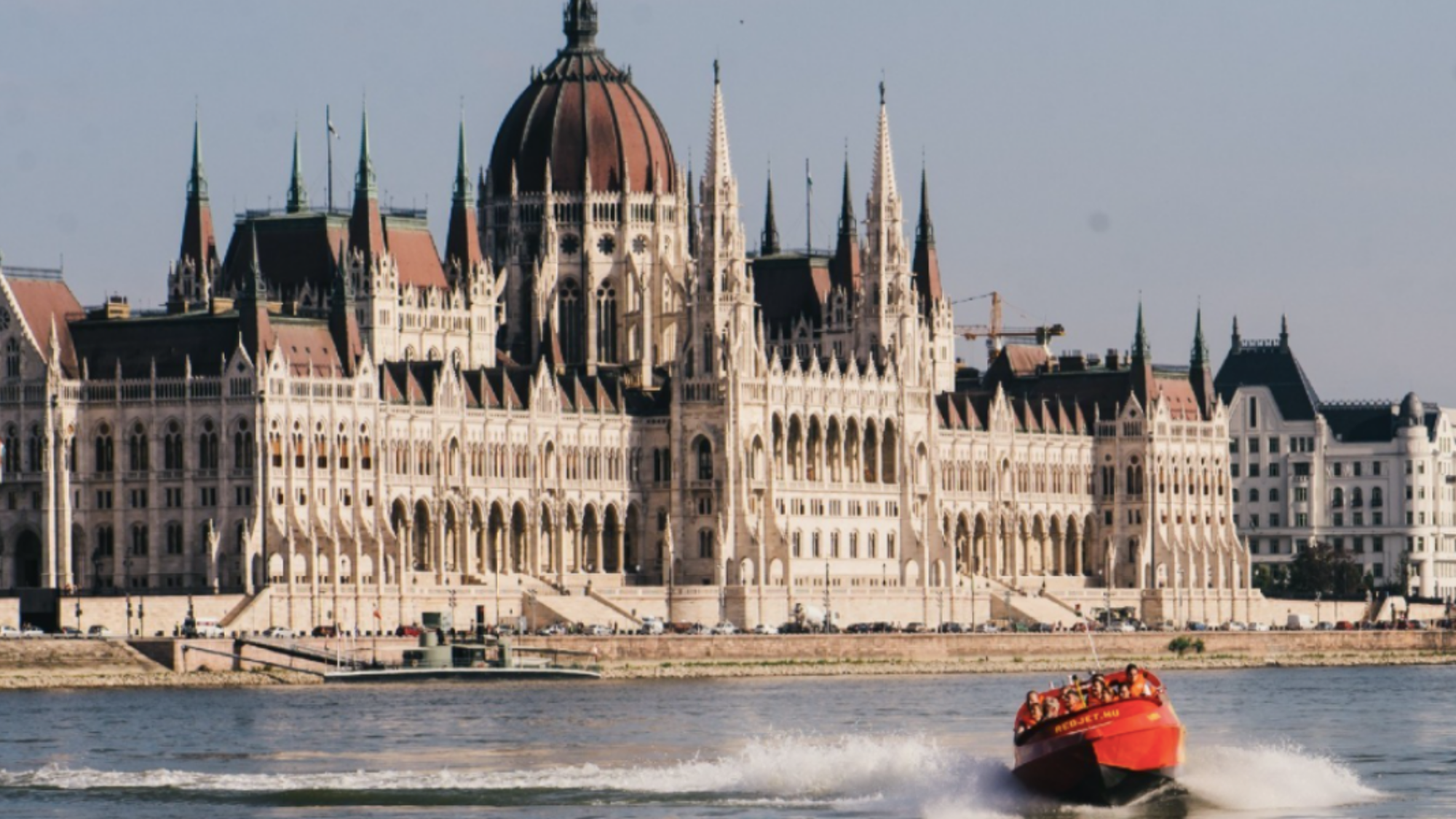Une autre façon d'admirer le Parlement depuis le Danube en speed boat