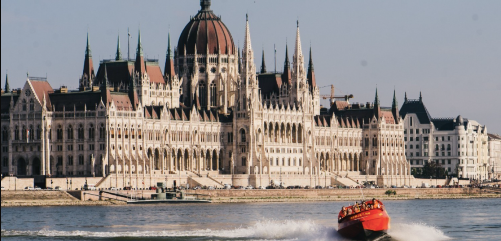 Une autre façon d'admirer le Parlement depuis le Danube en speed boat