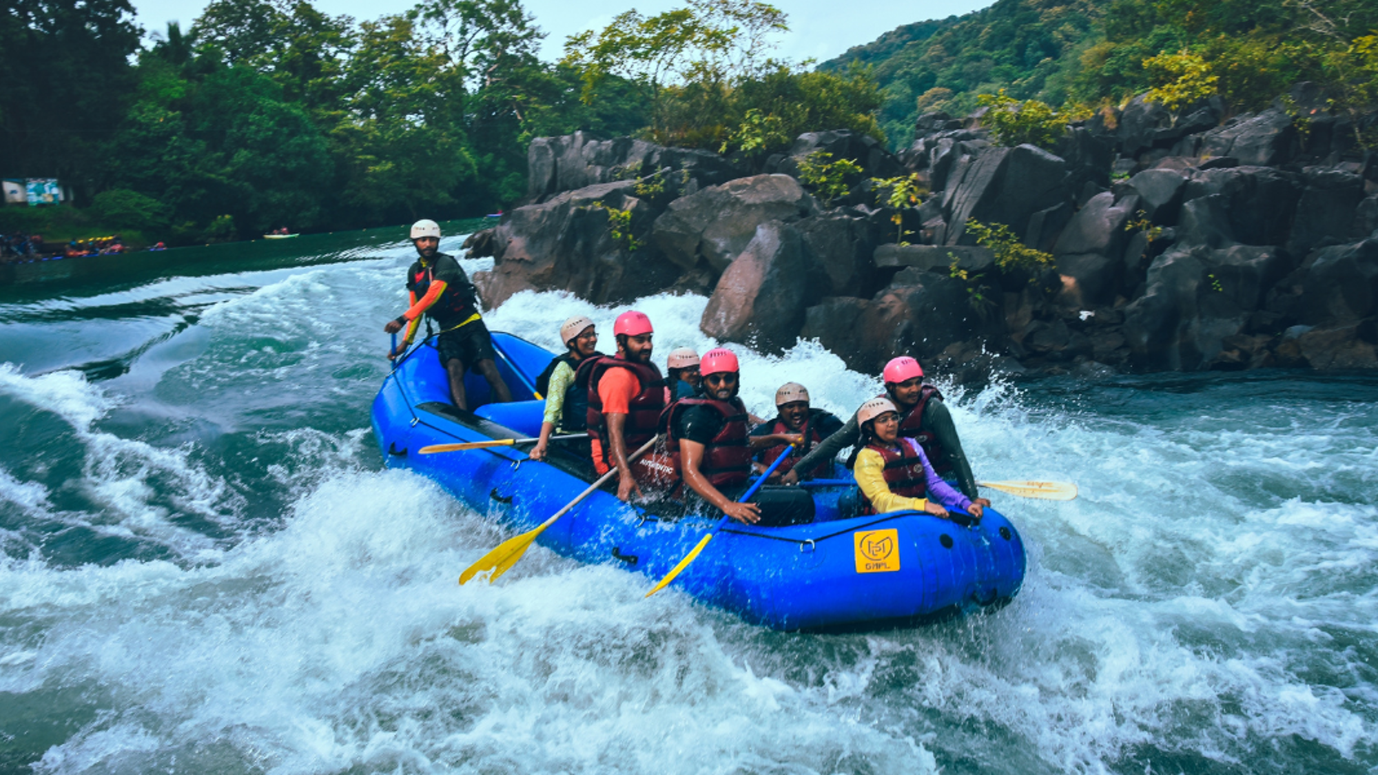 Avant d'embarquer pour une descente en rafting