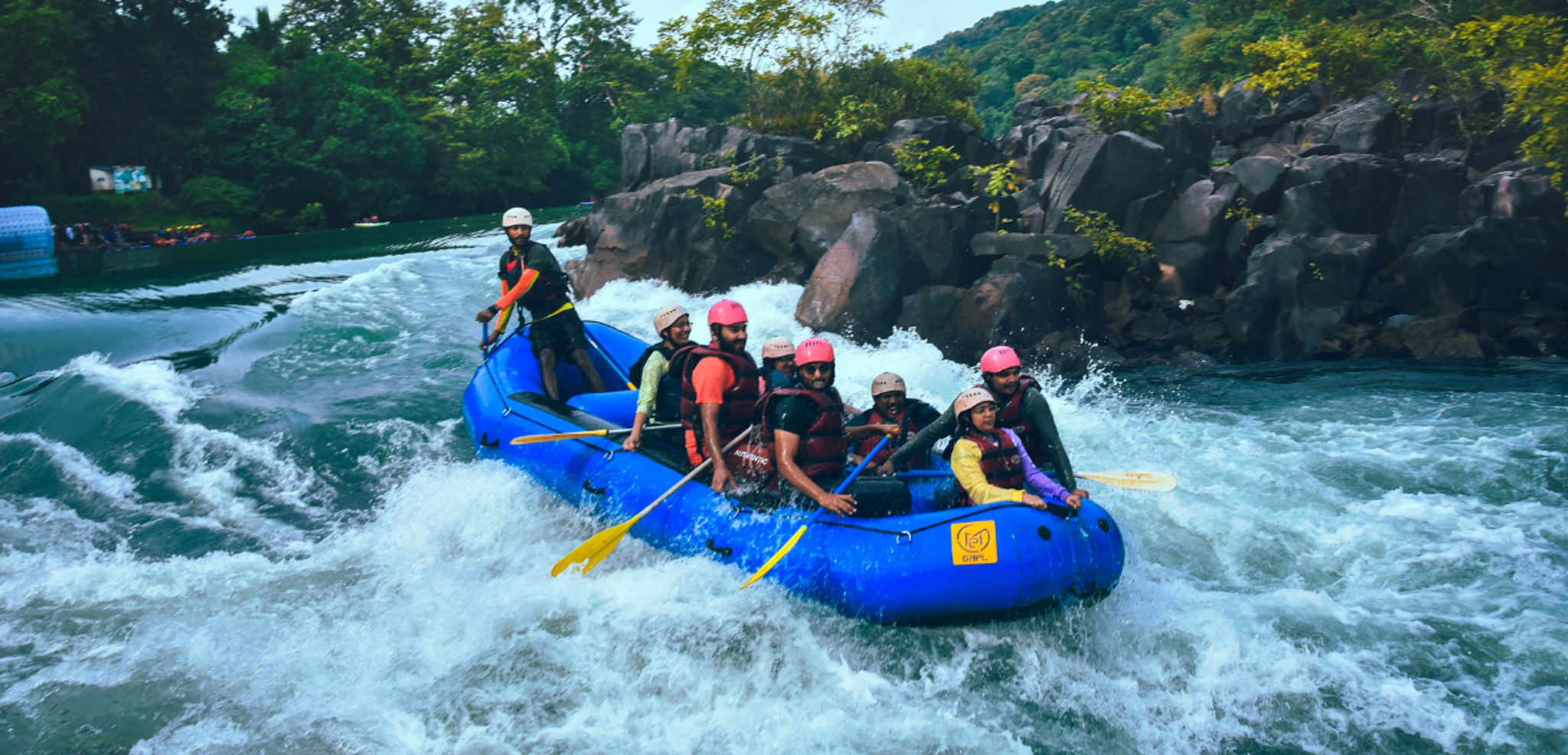 Avant d'embarquer pour une descente en rafting
