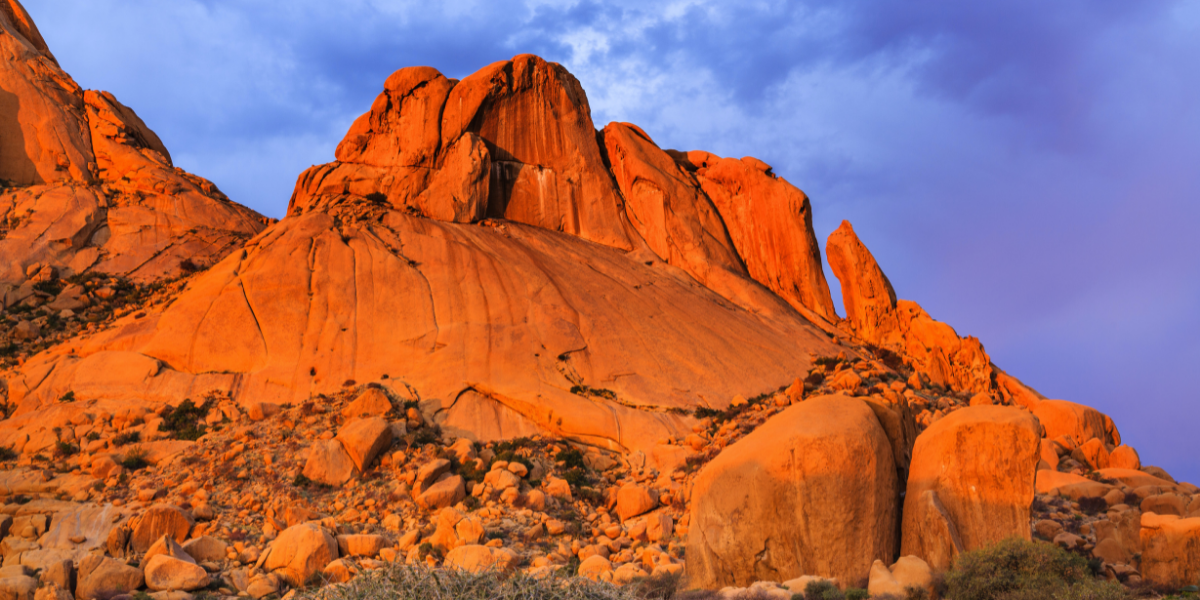 Admirez les couleurs orangées de la montagne de la Spitzkopp 