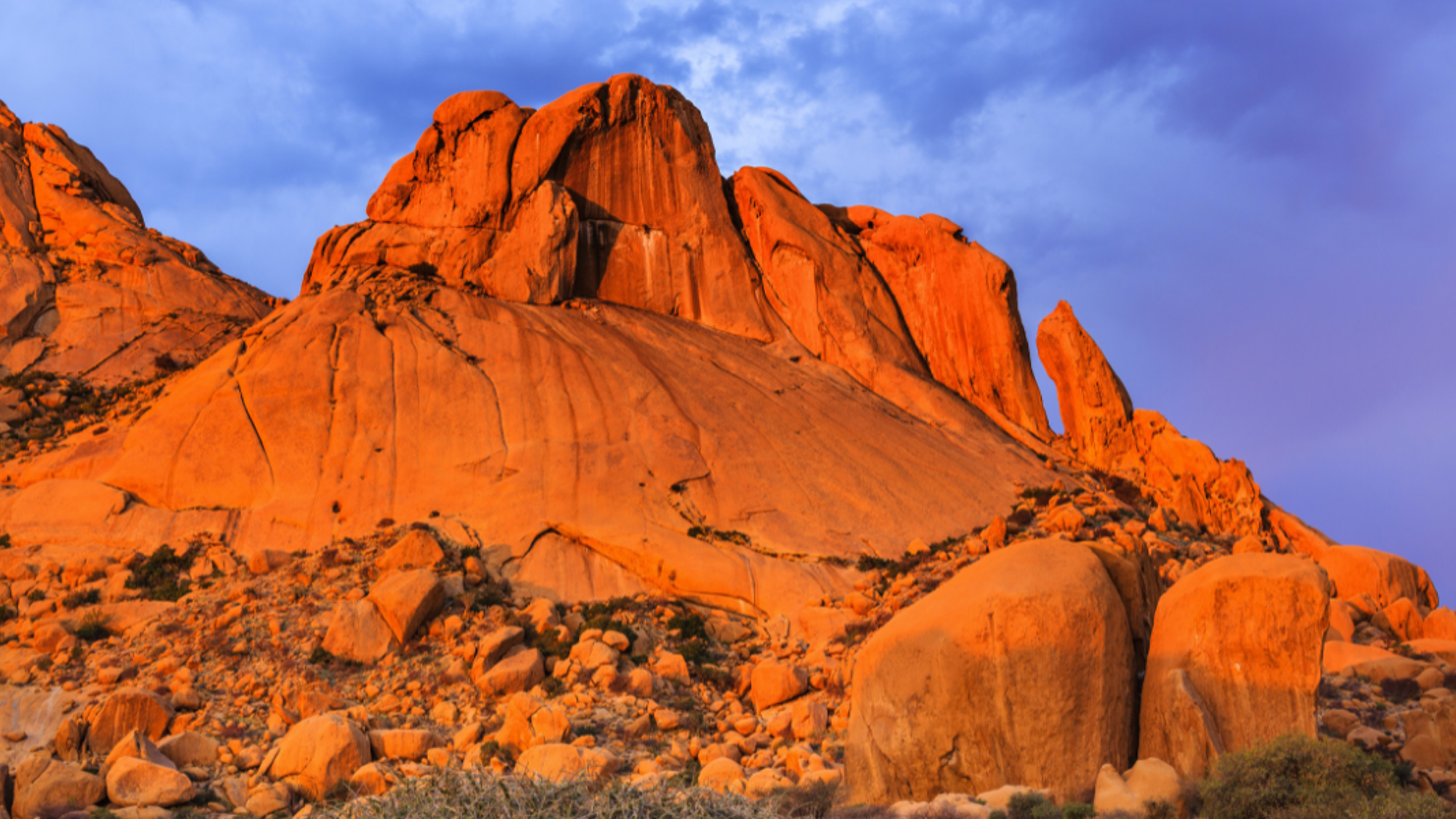 Admirez les couleurs orangées de la montagne de la Spitzkopp