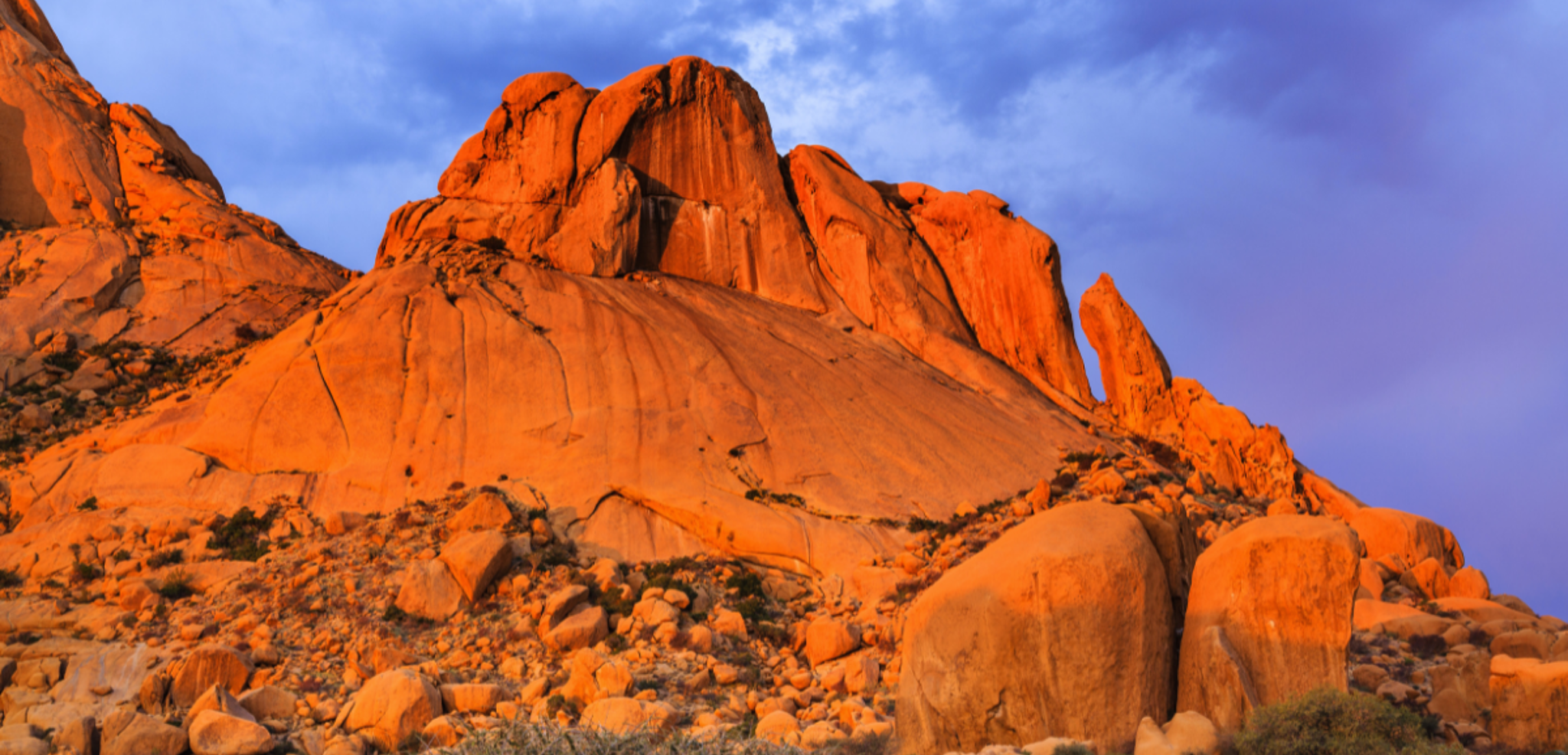 Admirez les couleurs orangées de la montagne de la Spitzkopp