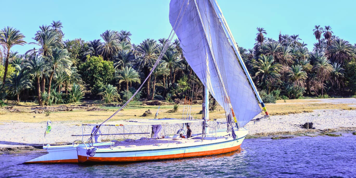 Puis embarquez à bord d'un bateau traditionnel 