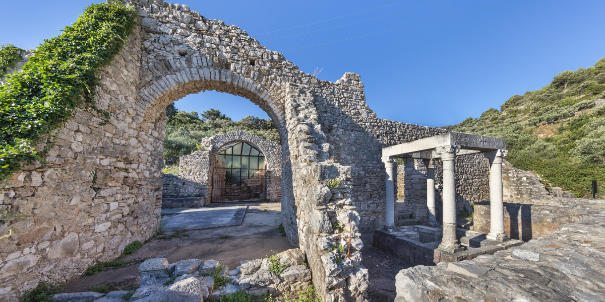Et visitez les ruines de l'église St Lovre