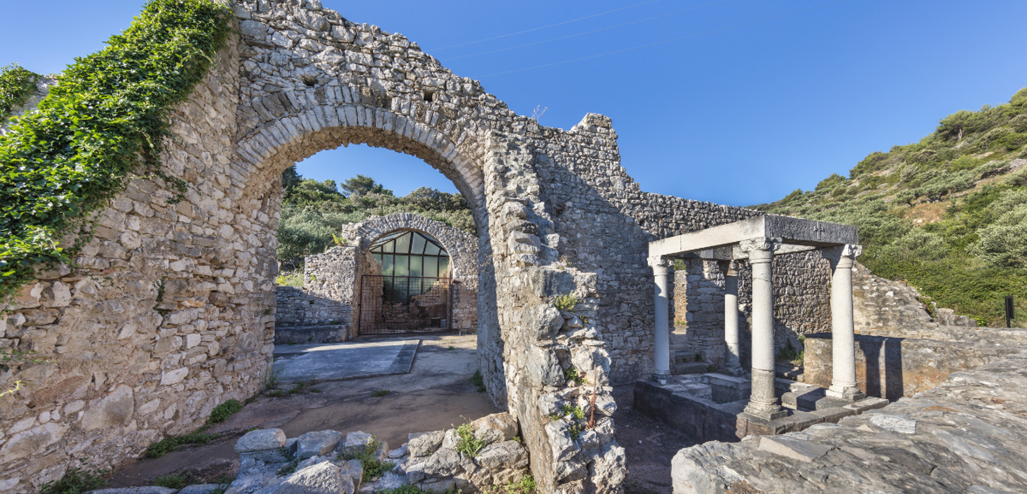 Et visitez les ruines de l'église St Lovre