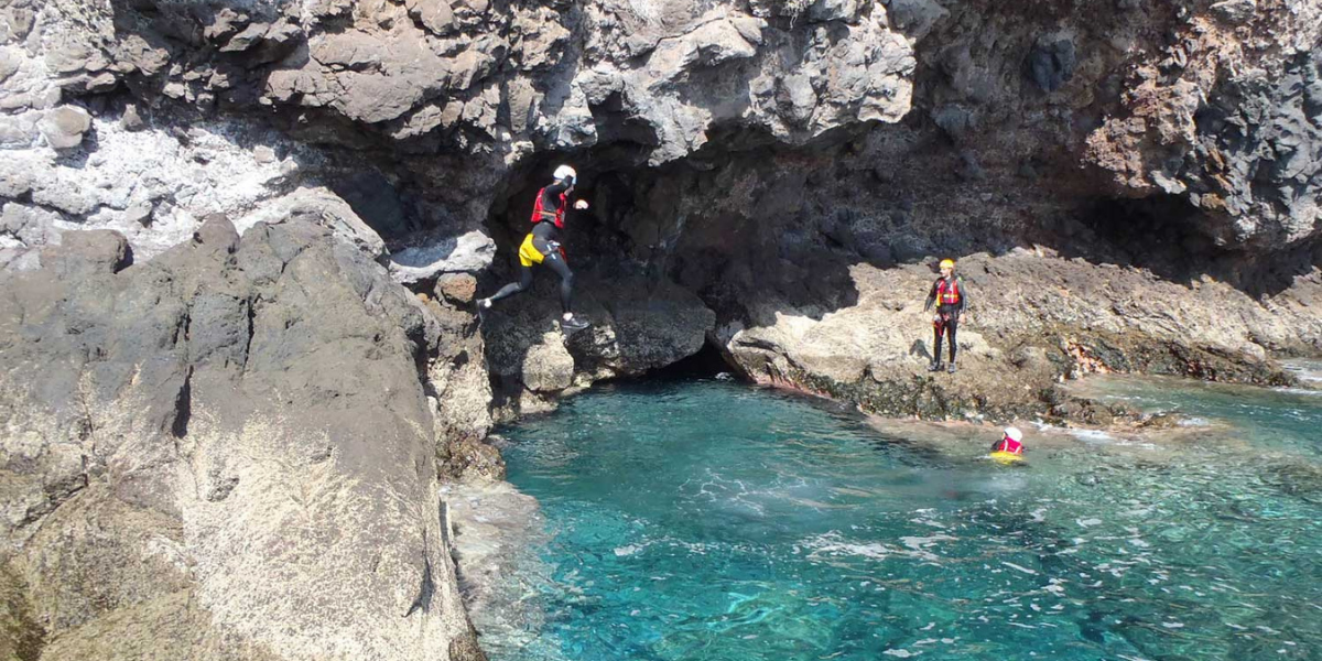 Jetez-vous à l'eau en coastering