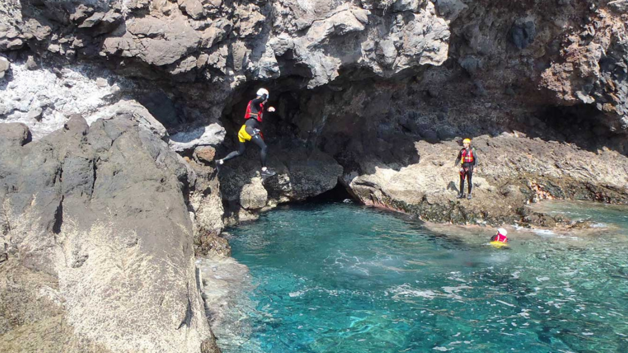 Jetez-vous à l'eau en coastering