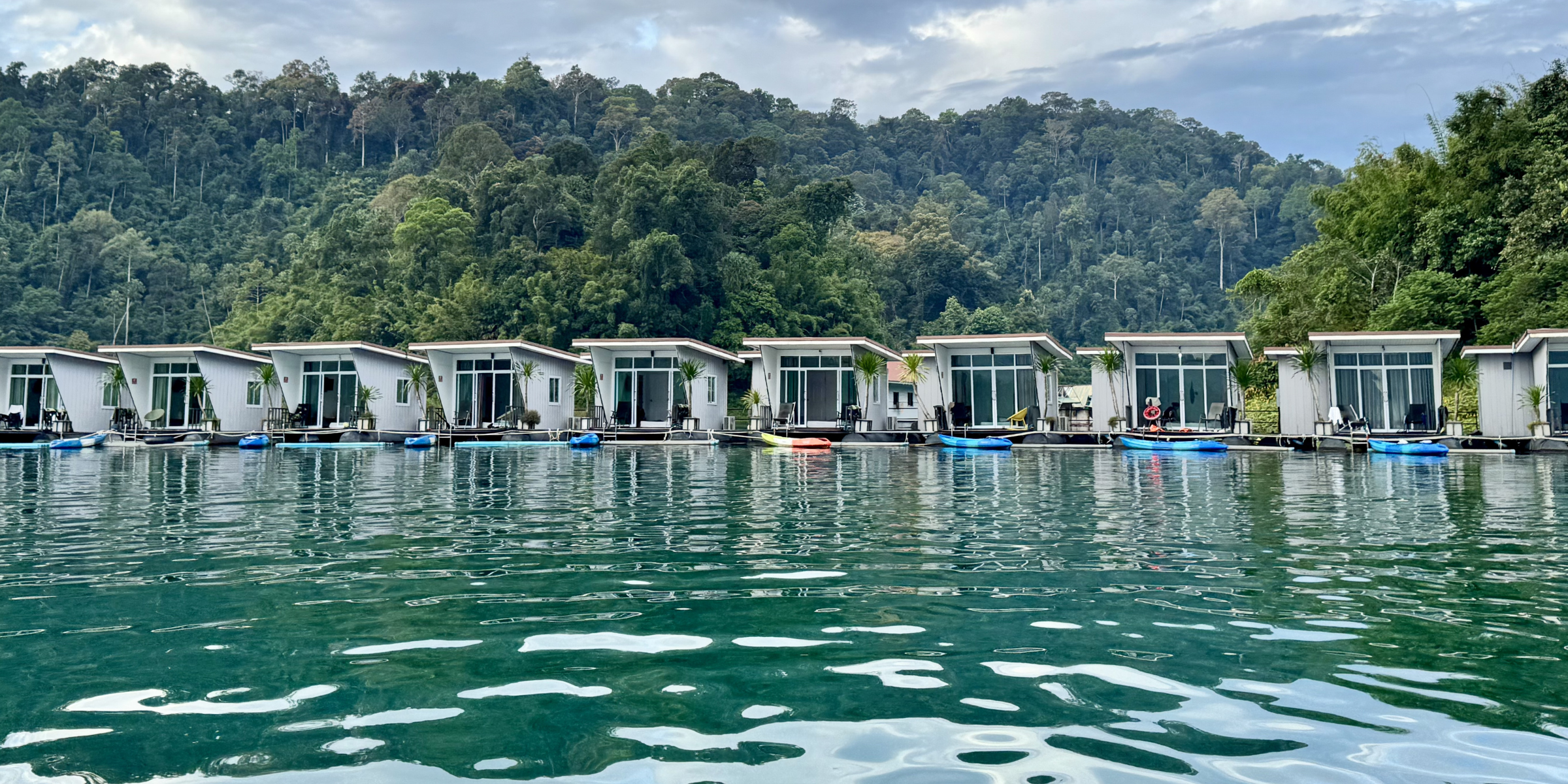 Cabane flottante, lac Cheow Lan, Khao Sok, Thaïlande 