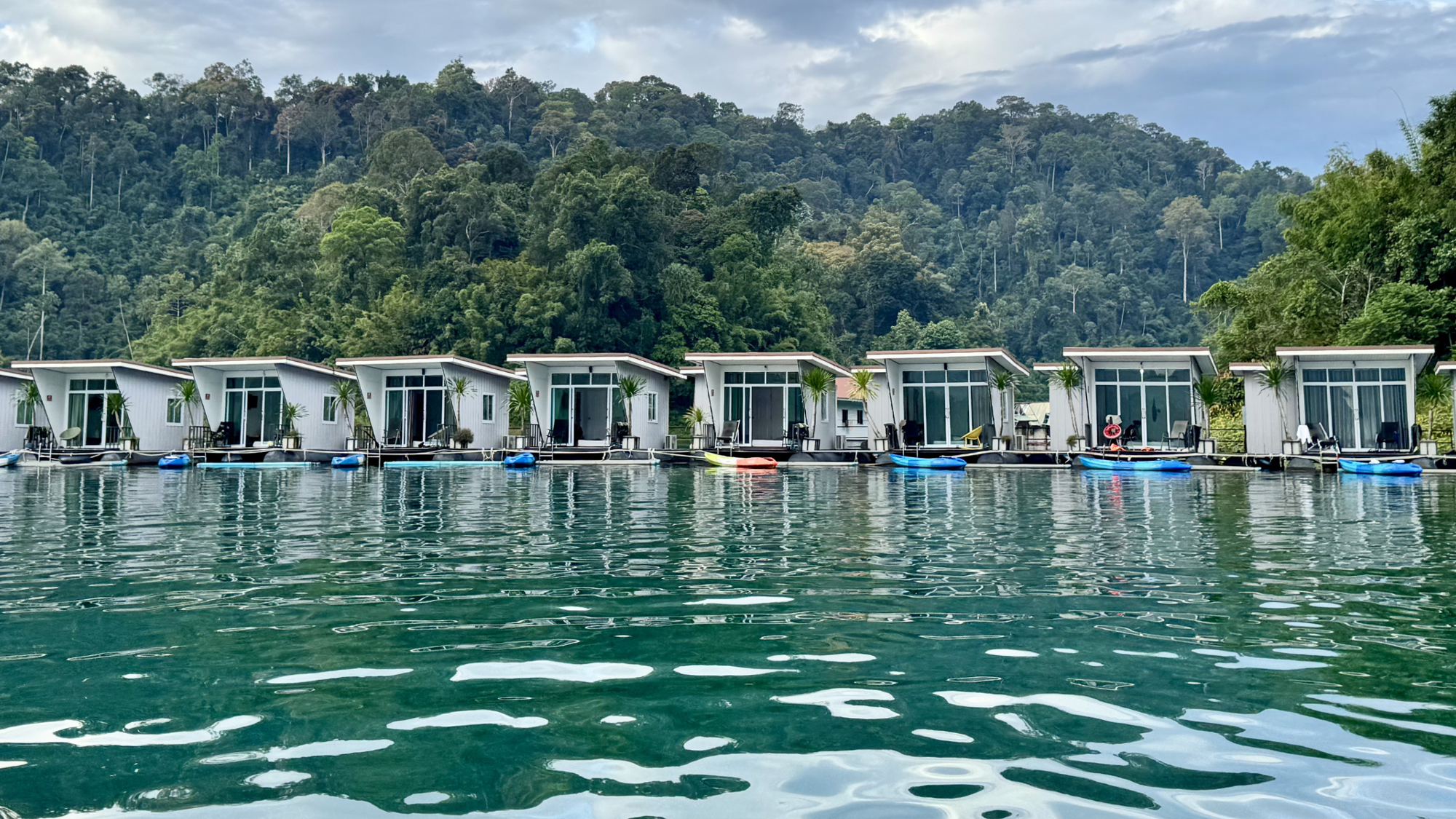 Cabane flottante, lac Cheow Lan, Khao Sok, Thaïlande