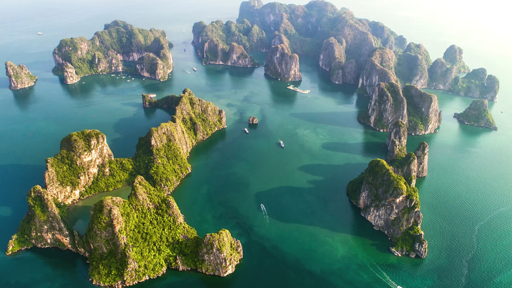 Avant de rejoindre la célèbre baie d'Halong pour une croisière en jonque