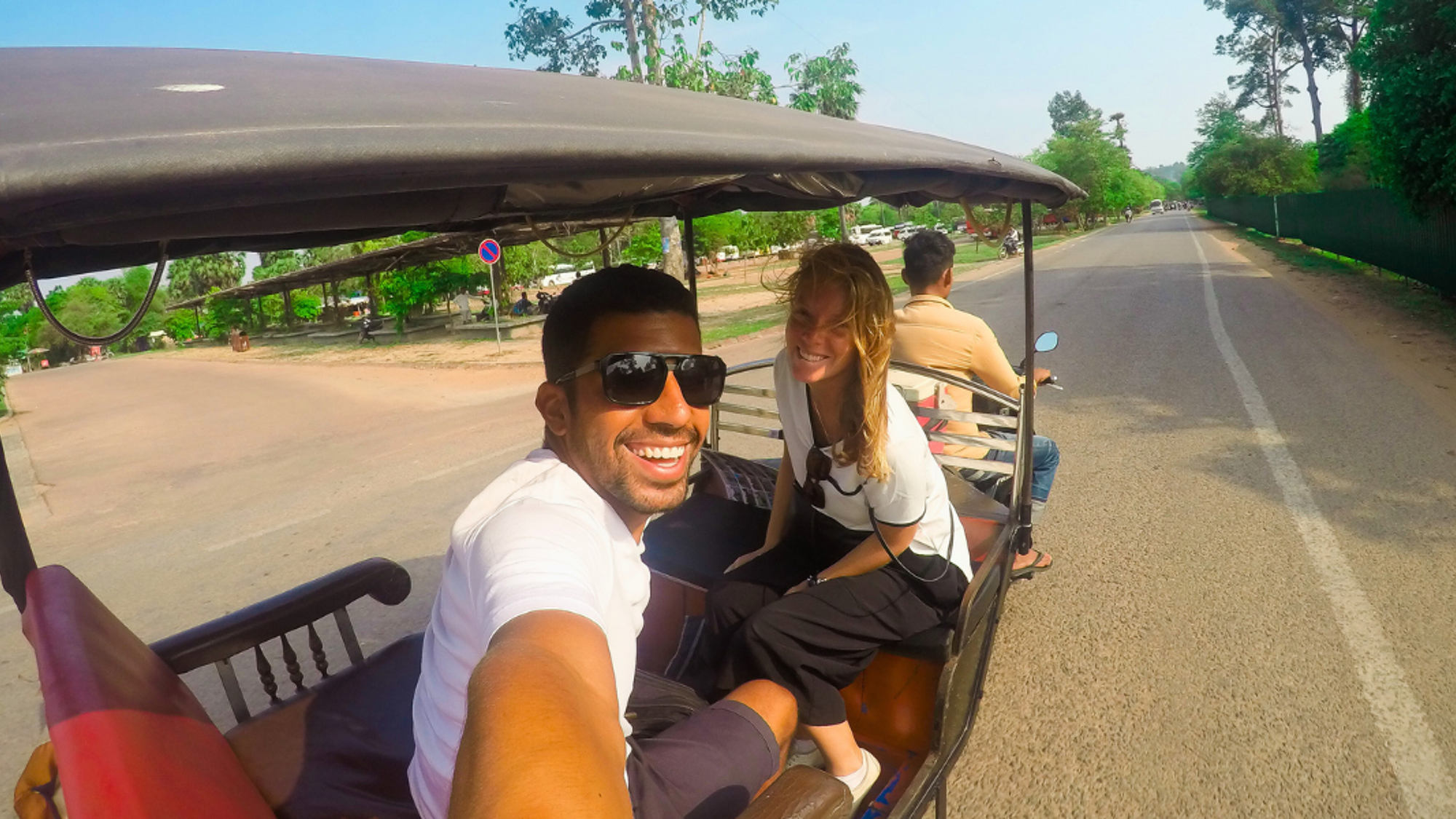 Un trajet entre deux étapes à bord d'un tuk-tuk