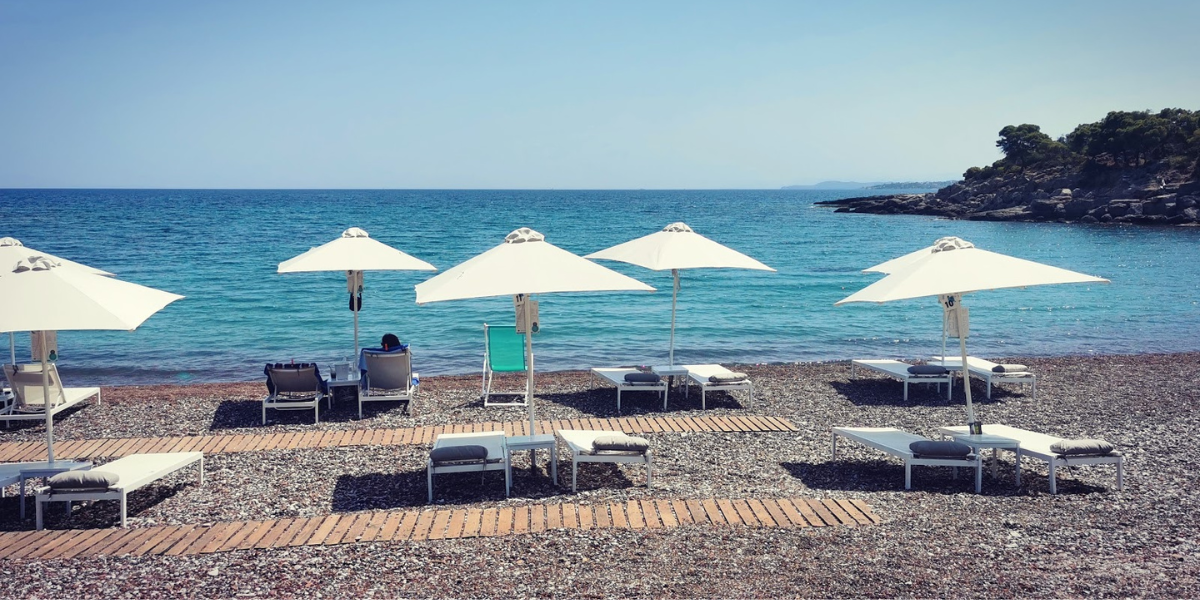 Détente sur la plage de Petrothalassa