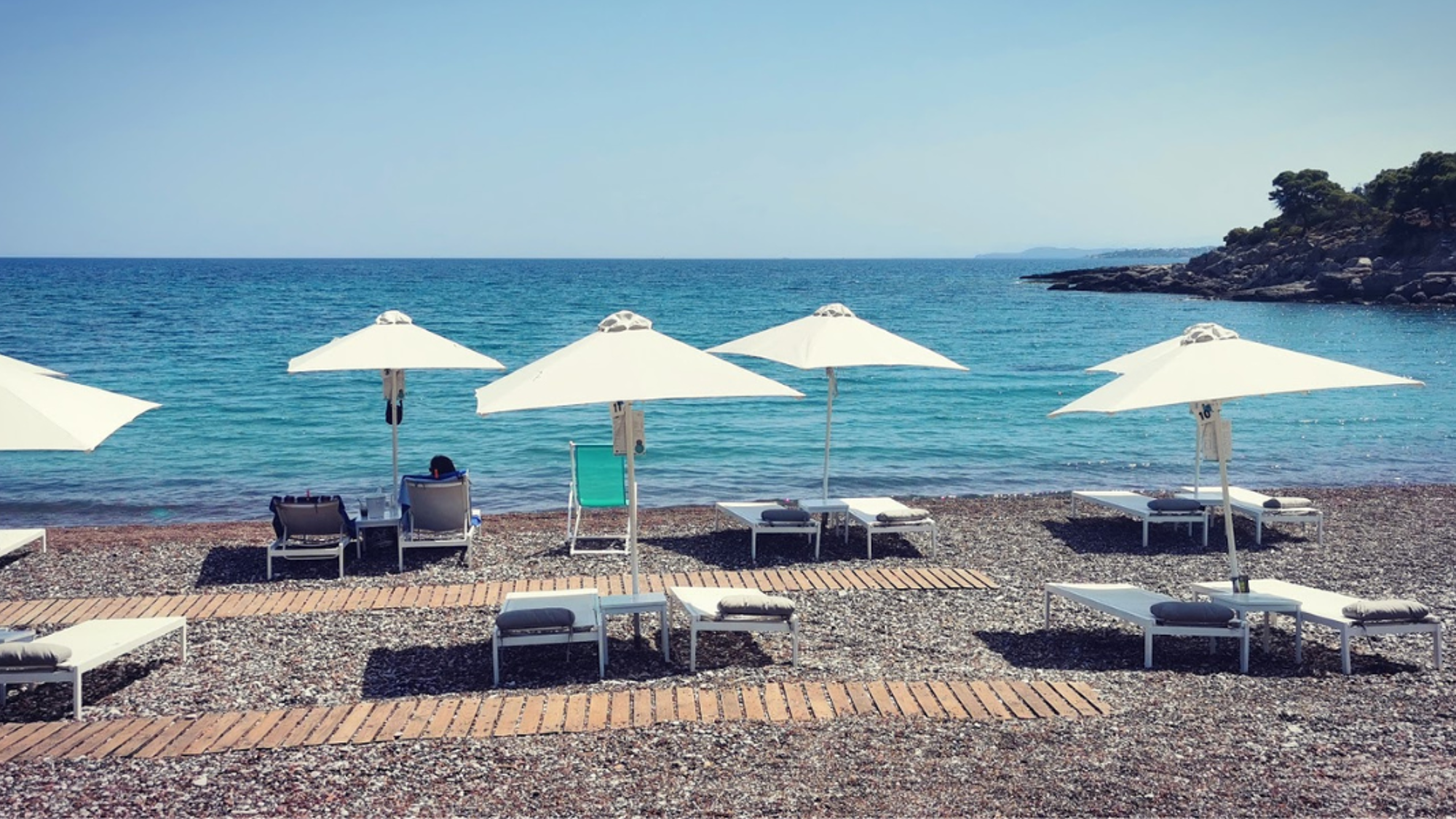 Détente sur la plage de Petrothalassa