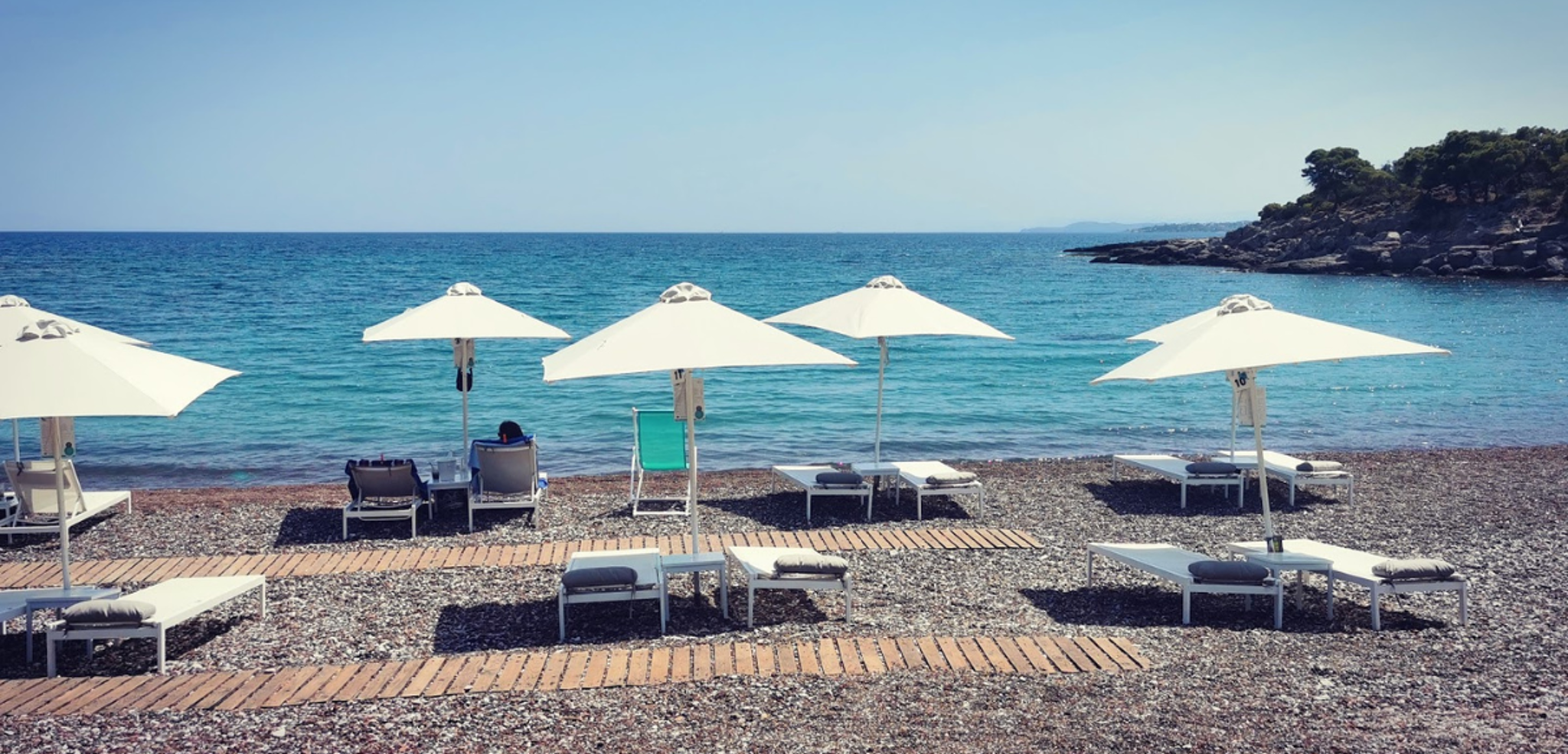Détente sur la plage de Petrothalassa