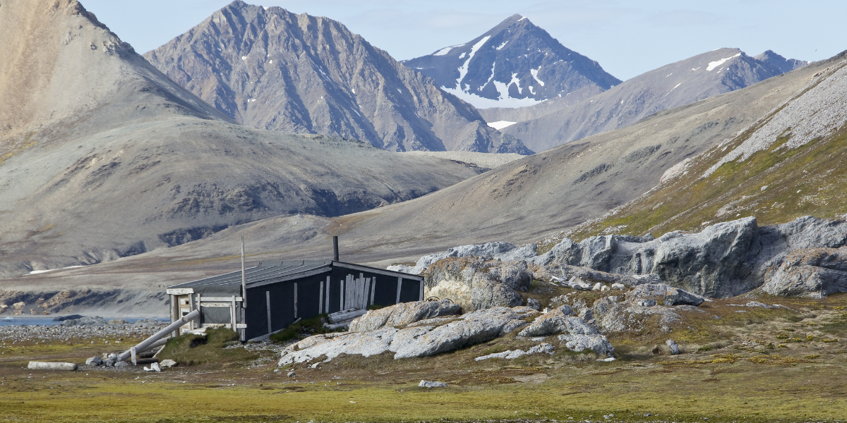Abri d'été sur les rives