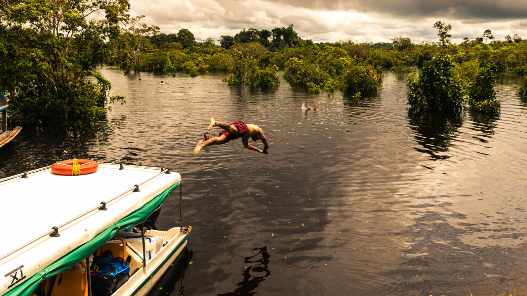 Jetez-vous à l'eau...