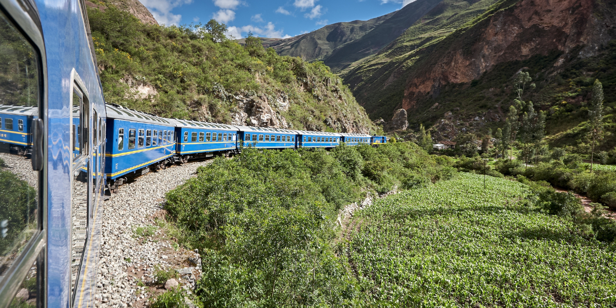 À bord d'un train qui serpente au coeur des Andes 
