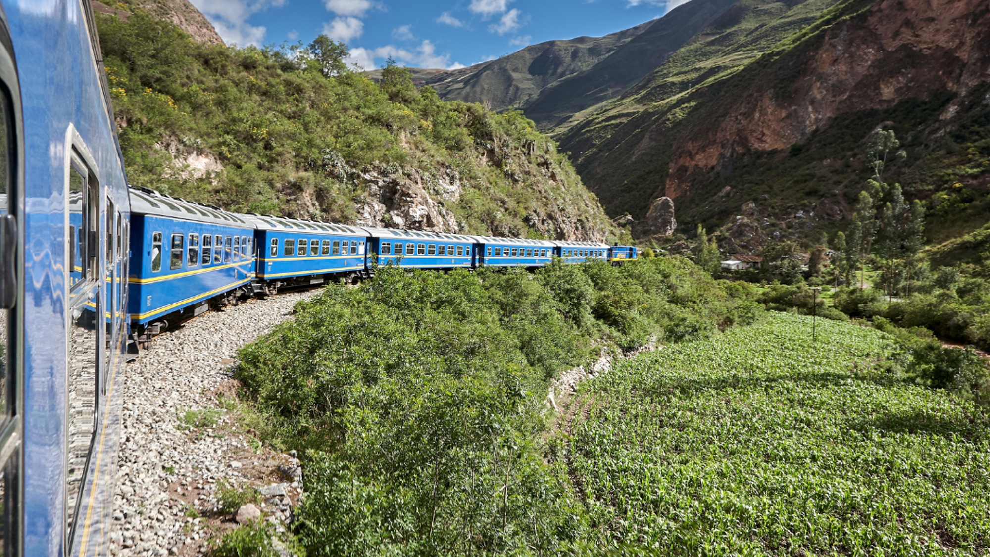 À bord d'un train qui serpente au coeur des Andes