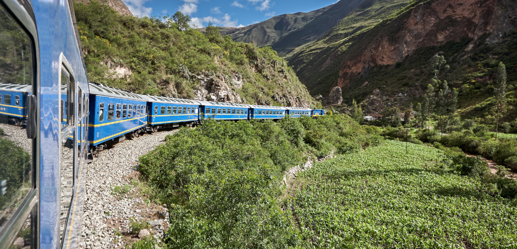 À bord d'un train qui serpente au coeur des Andes