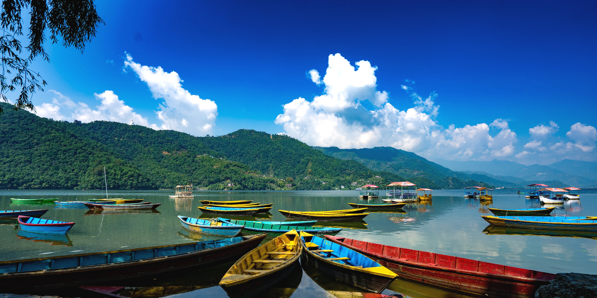 Sur les rives du lac Phewa 