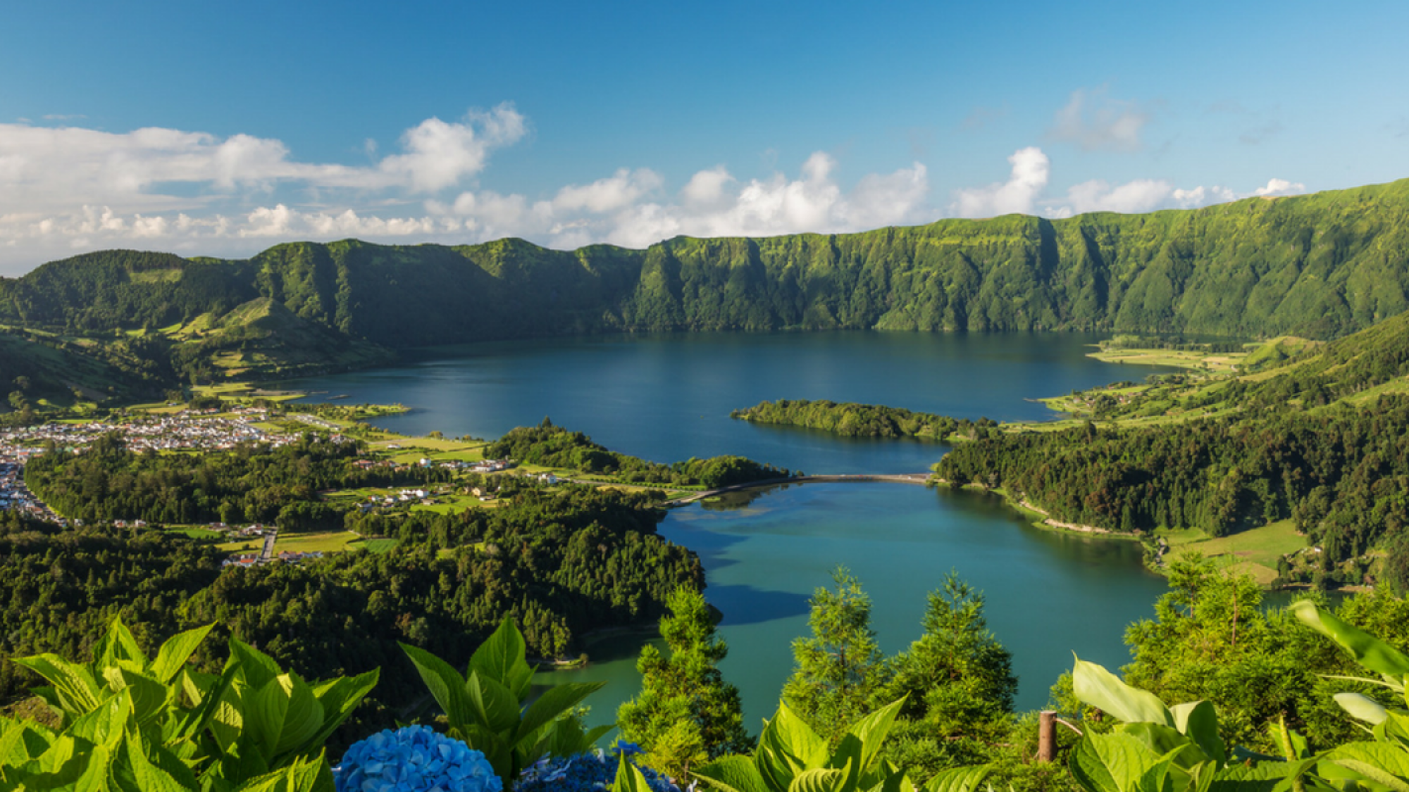 La lagoa das Sete Cidades, nichée au creux d'un immense cratère