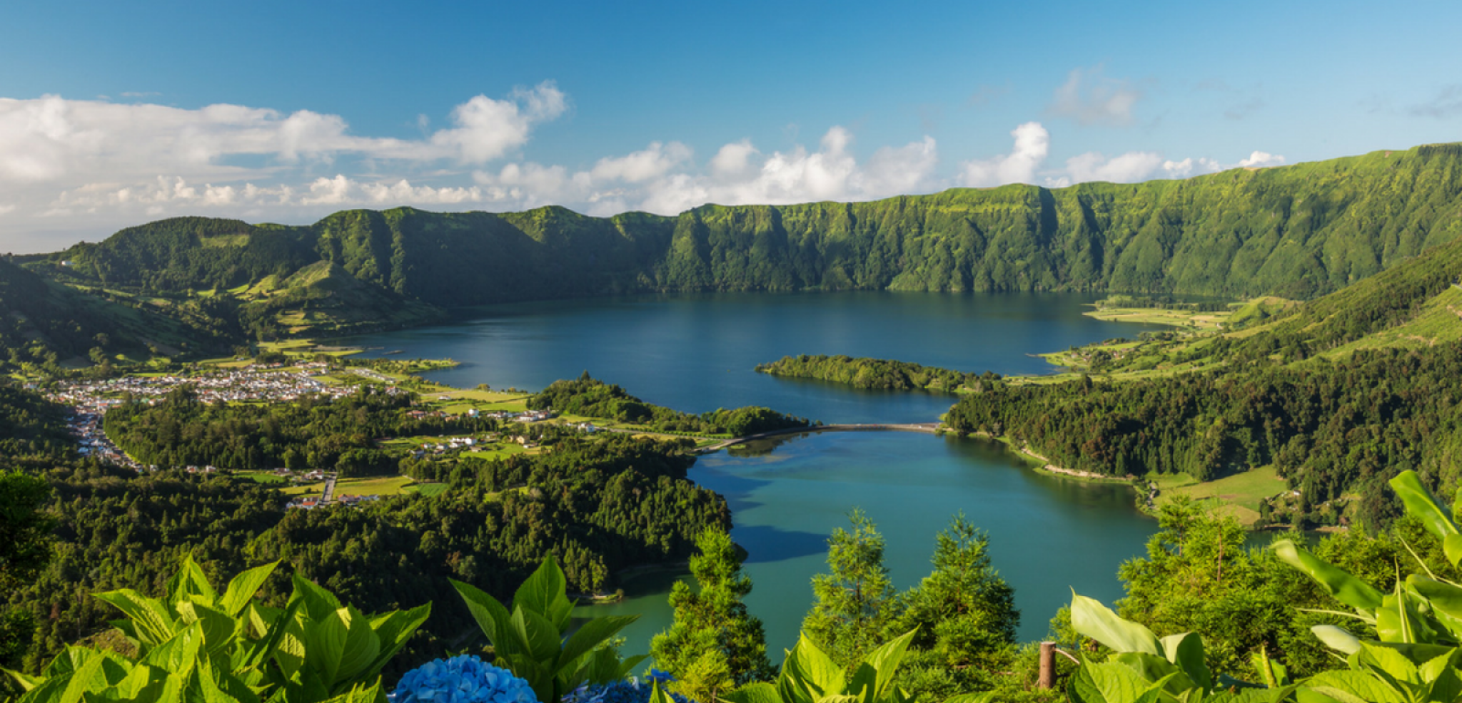 La lagoa das Sete Cidades, nichée au creux d'un immense cratère