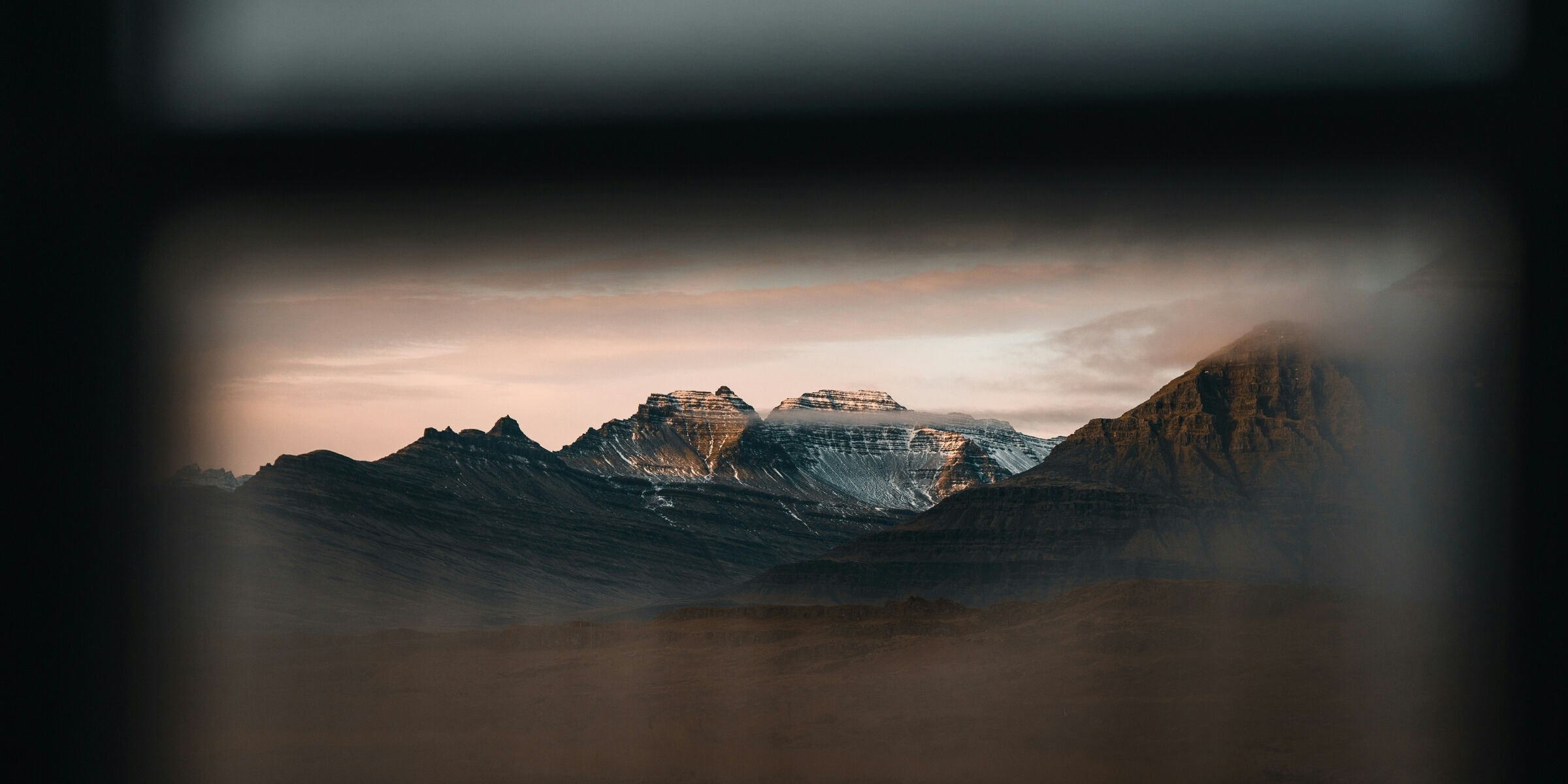 Sur la route, Islande ©Spenser Sembrat / Unsplash