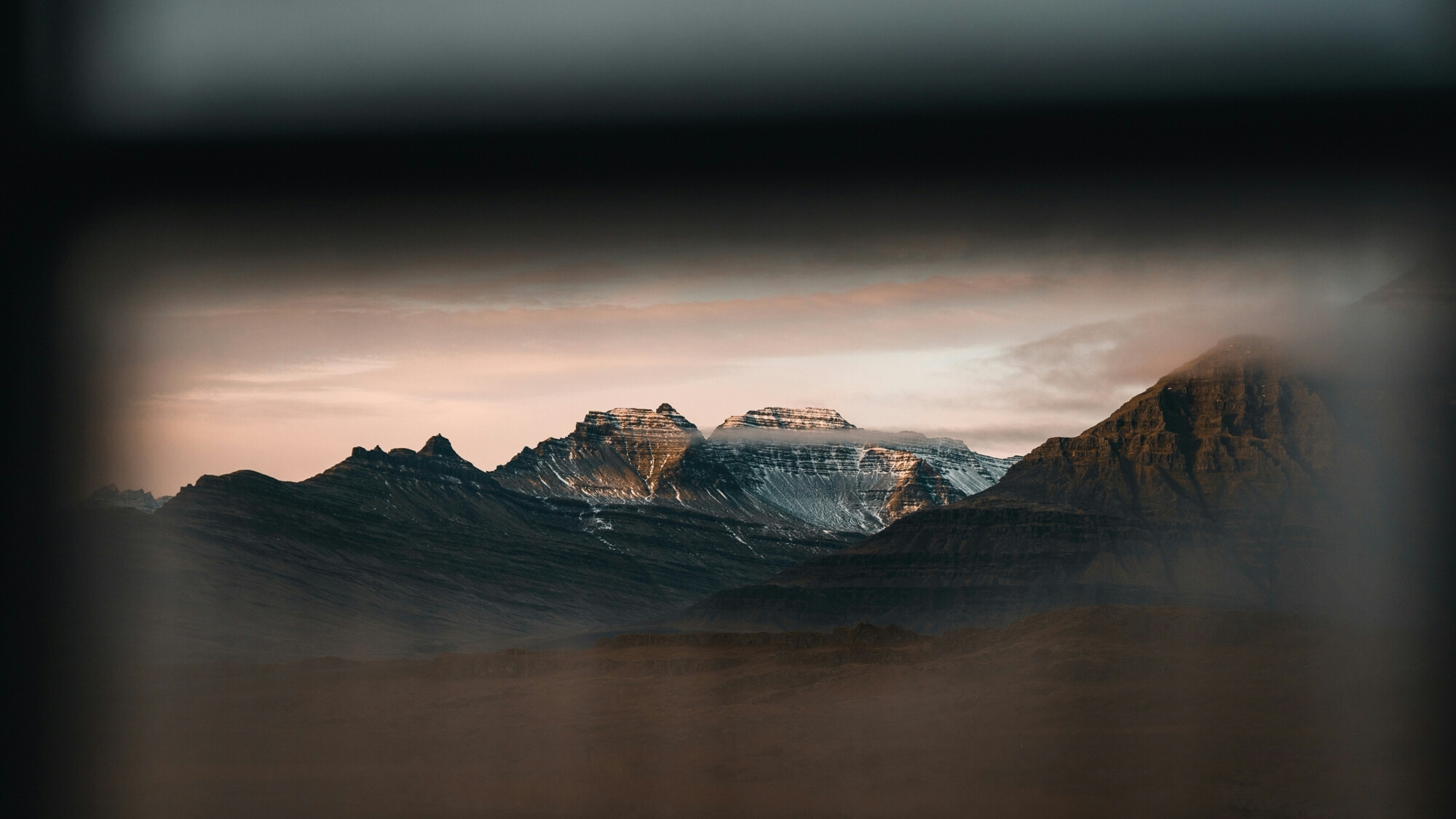 Sur la route, Islande ©Spenser Sembrat / Unsplash
