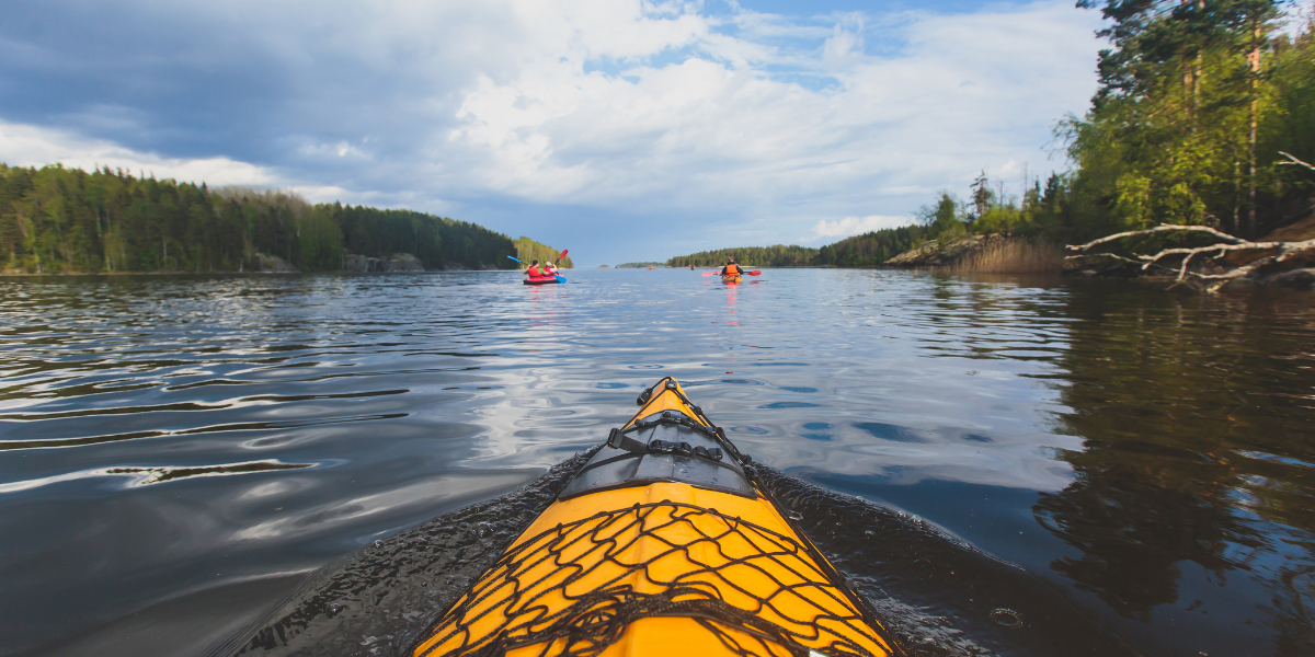 Glissez doucement sur le lac en canoë