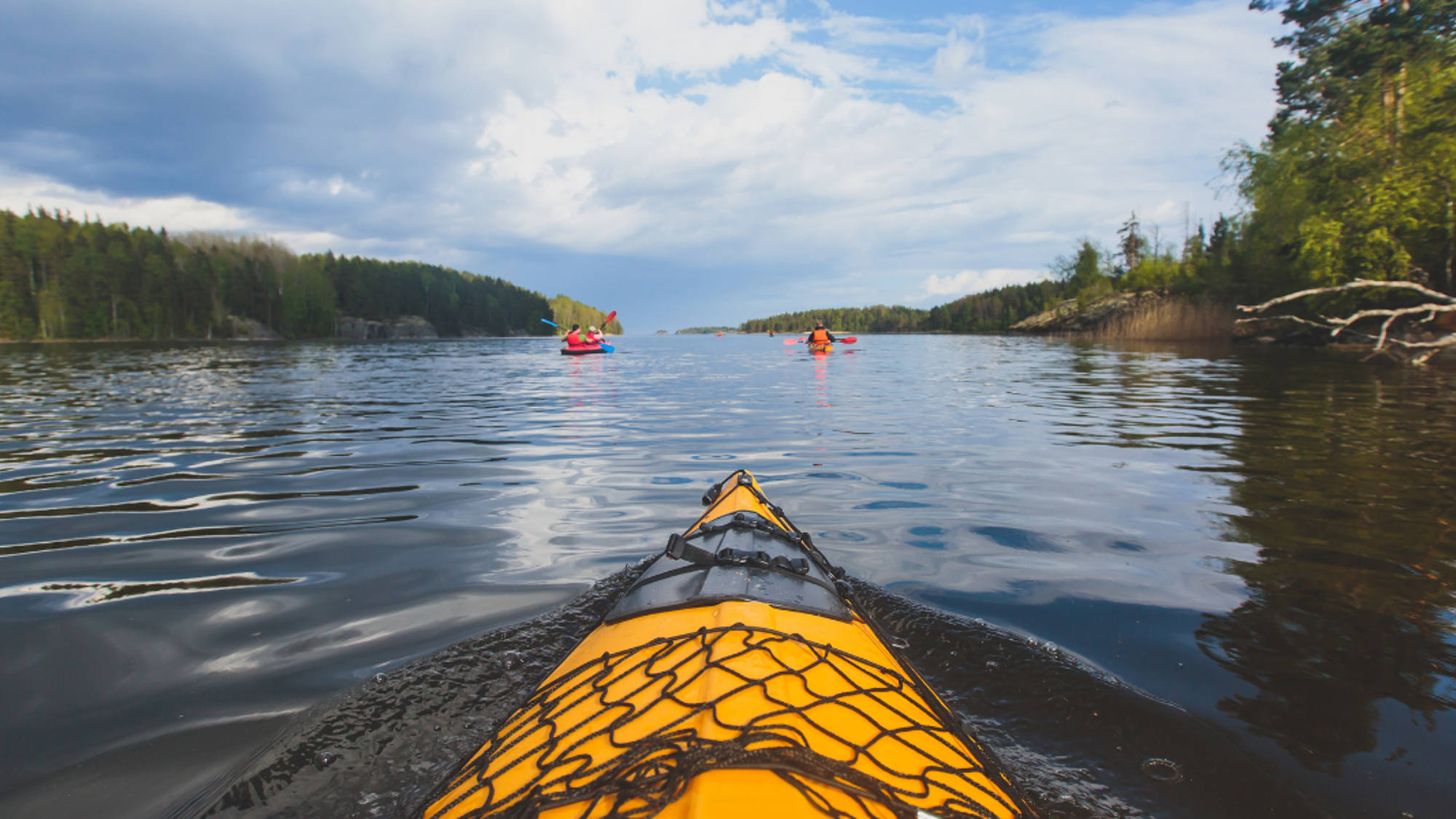 Glissez doucement sur le lac en canoë