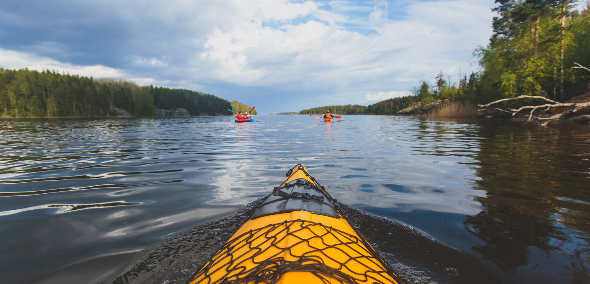 Glissez doucement sur le lac en canoë
