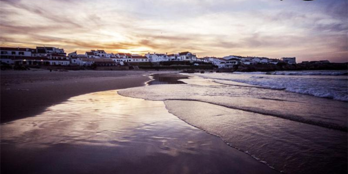 Et soleil couchant sur la mer