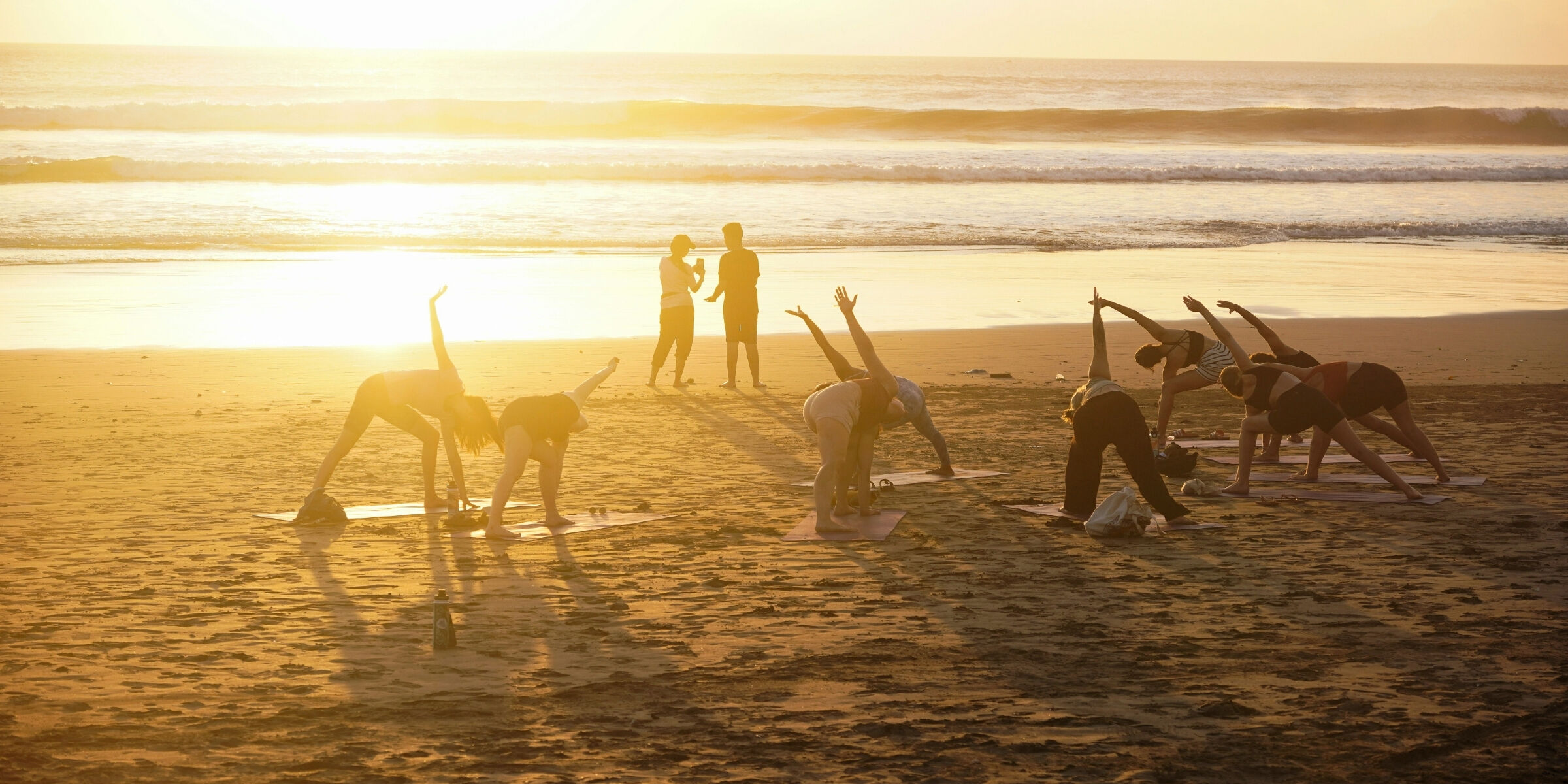Cours de yoga sur la plage, Aljezur, Portugal