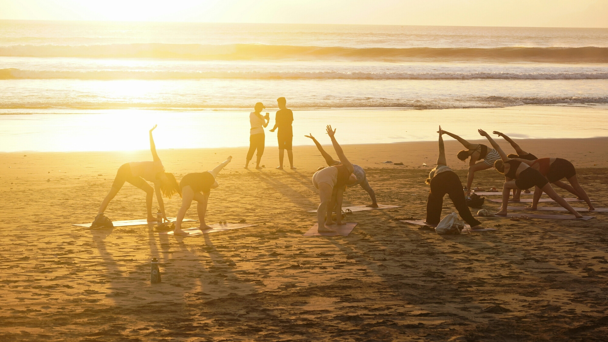 Cours de yoga sur la plage, Aljezur, Portugal