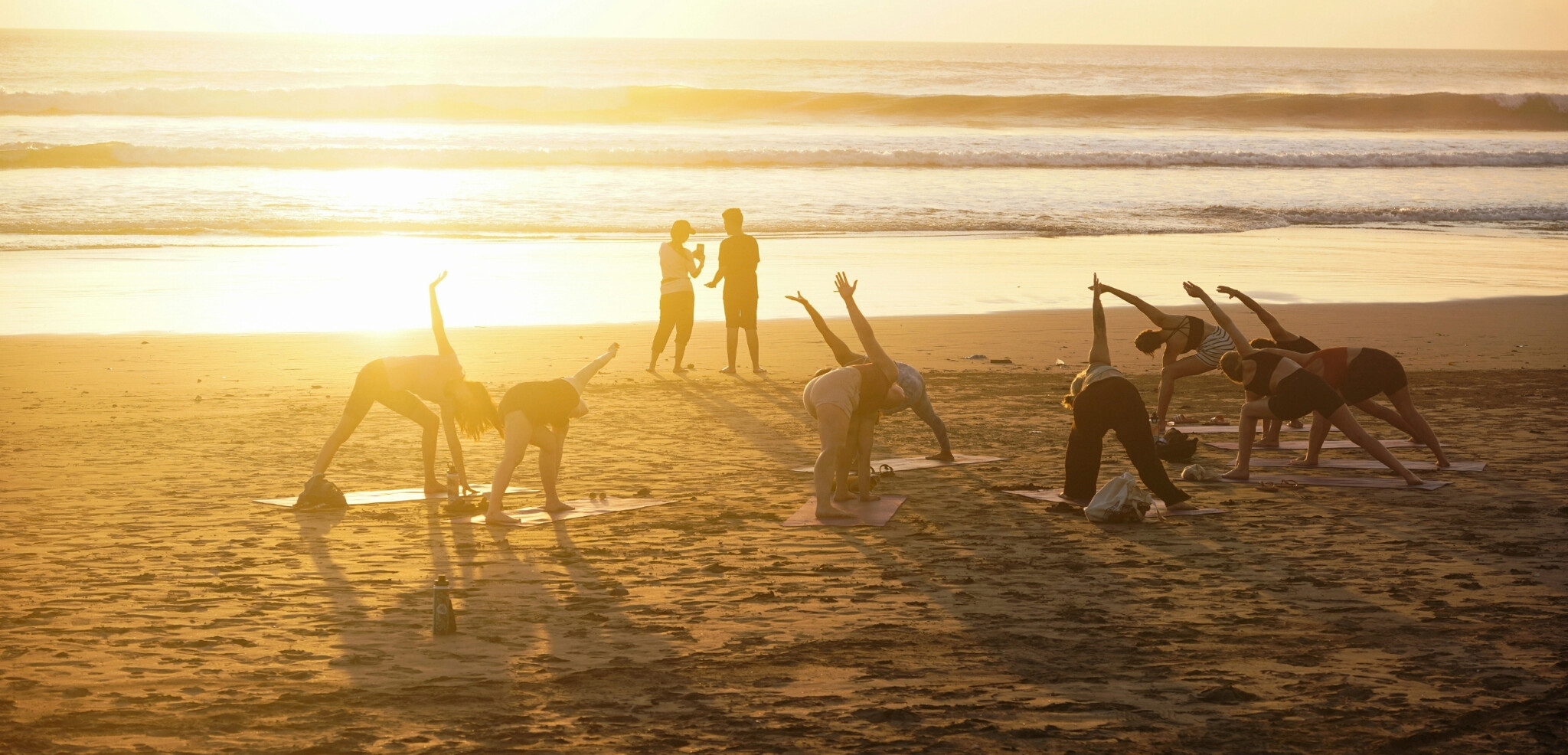 Cours de yoga sur la plage, Aljezur, Portugal